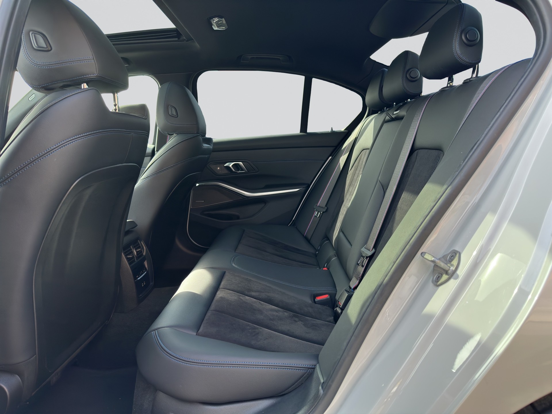 BMW 330i xDrive M Sport Pro Shadow Line Steptronic-image-7