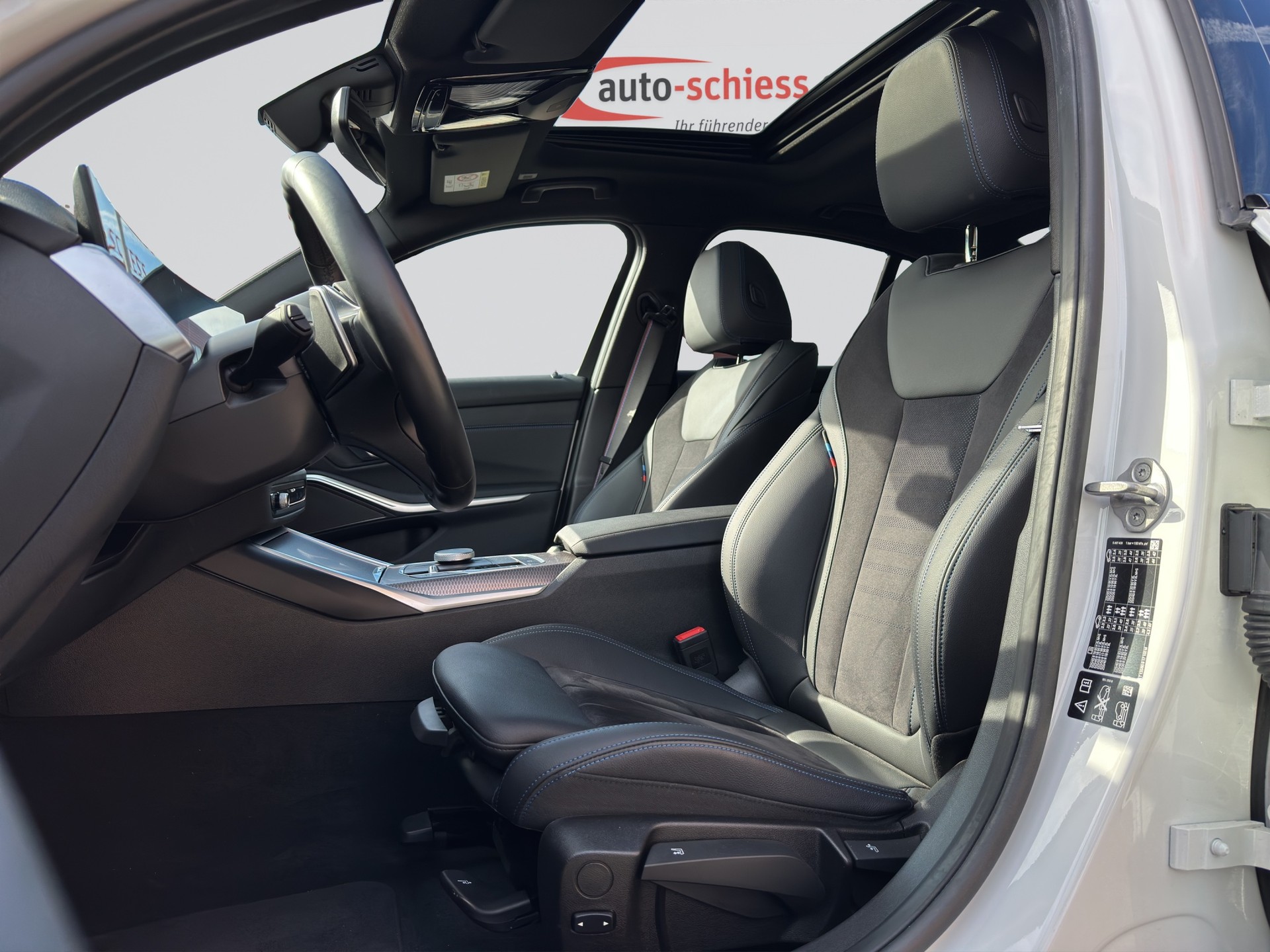 BMW 330i xDrive M Sport Pro Shadow Line Steptronic-image-5