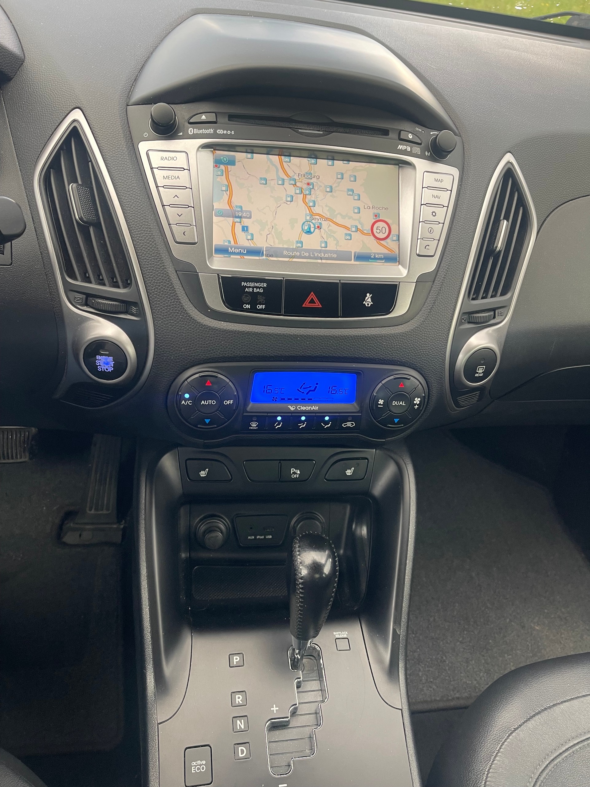 HYUNDAI iX 35 2.0 CRDi Premium 4WD Automatic-image-13