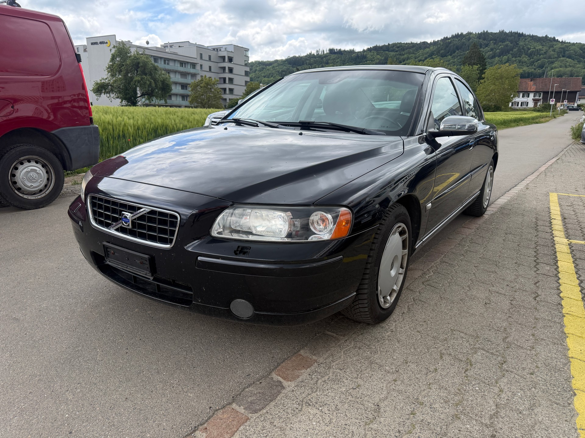 VOLVO S60 2.5T Momentum-image-0