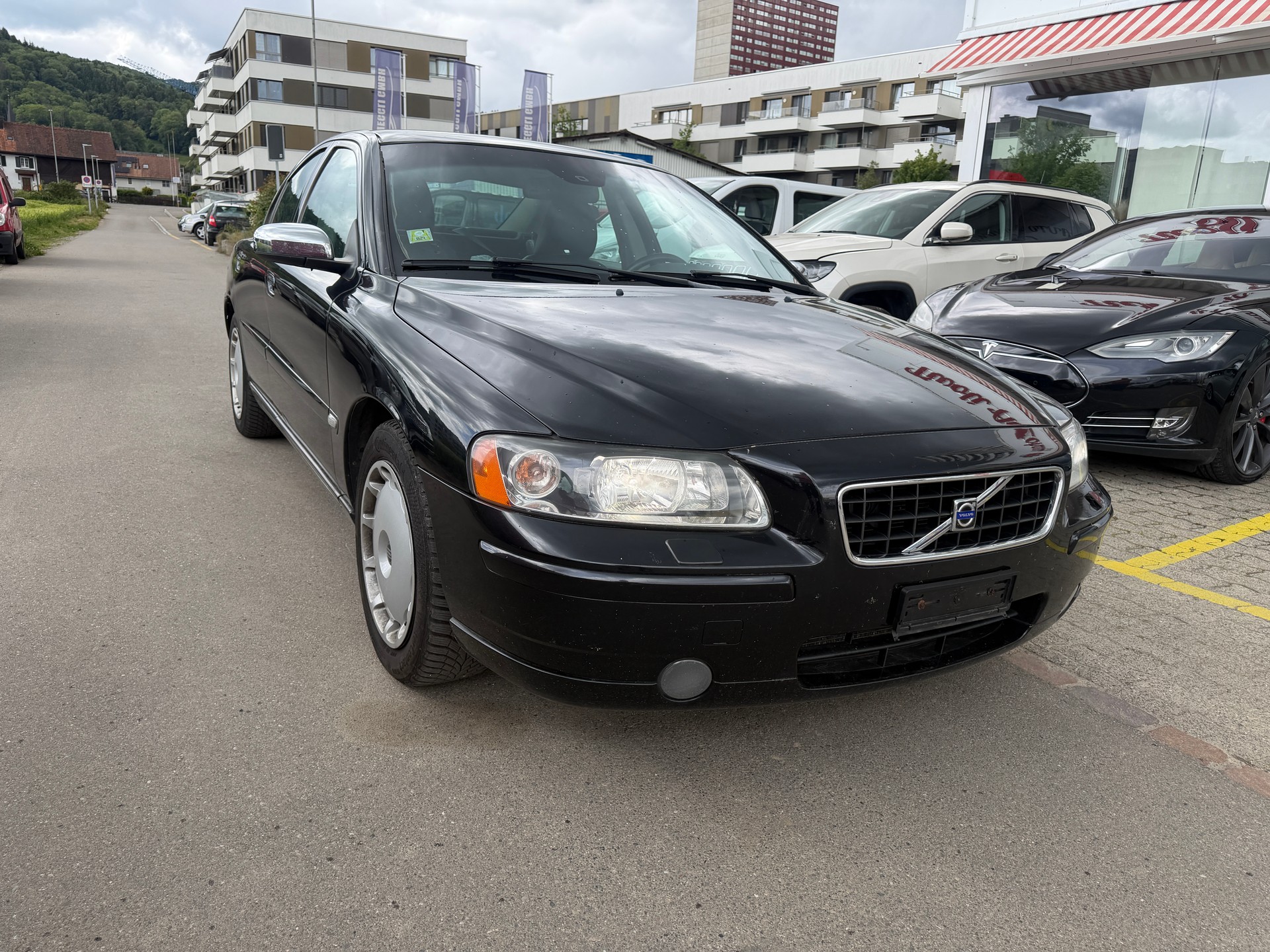 VOLVO S60 2.5T Momentum-image-1