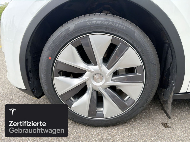TESLA Model Y Long Range AWD-image-4