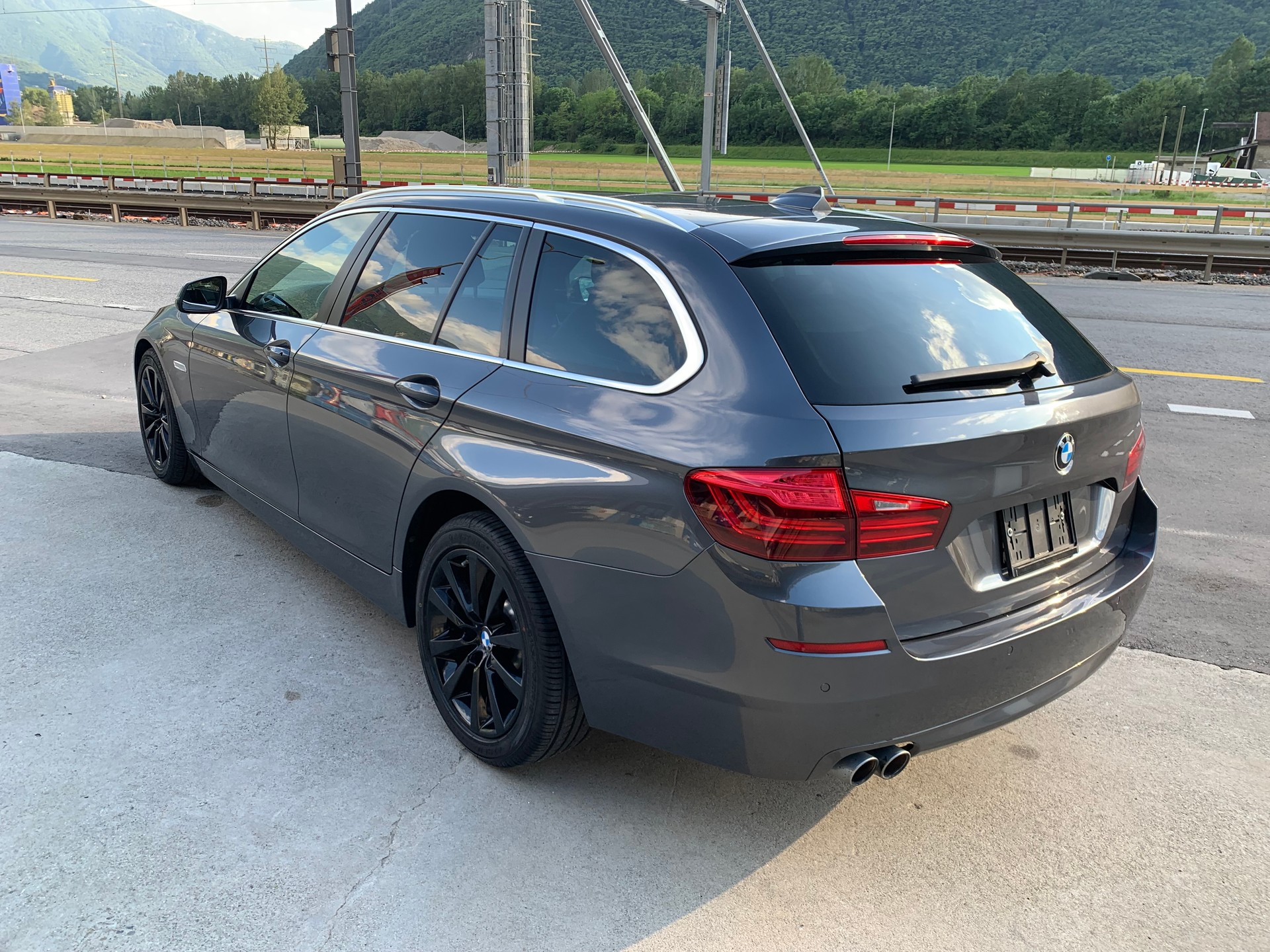 BMW 520d Touring xDrive Luxury Line Steptronic-image-1