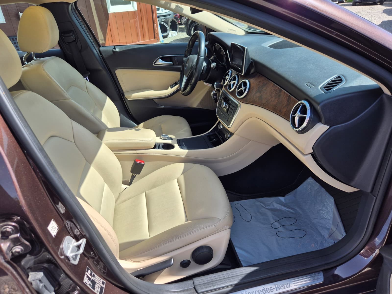 MERCEDES-BENZ GLA 250 Style 7G-DCT-image-8