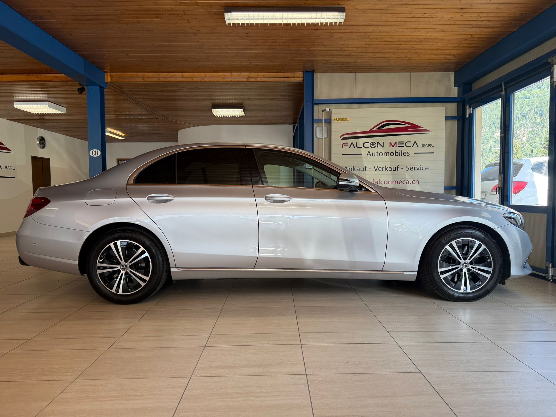 MERCEDES-BENZ E 200 Exclusive 4Matic 9G-Tronic-image-5