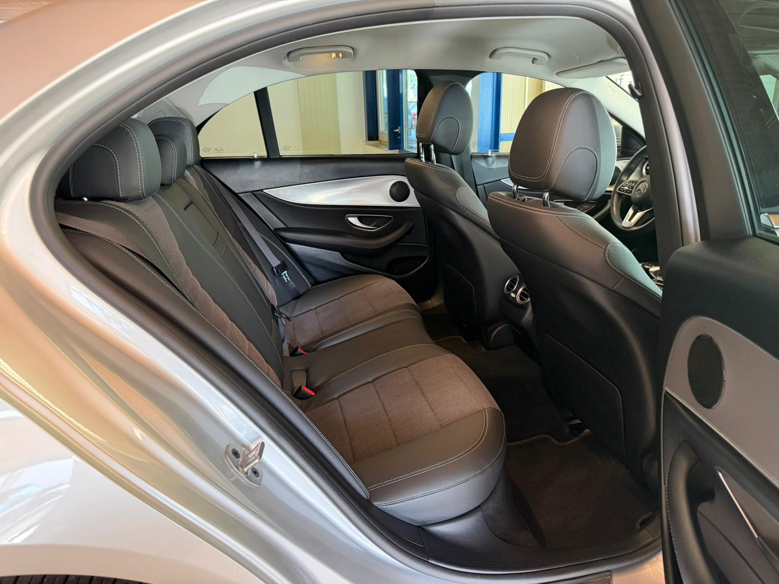 MERCEDES-BENZ E 200 Exclusive 4Matic 9G-Tronic-image-22