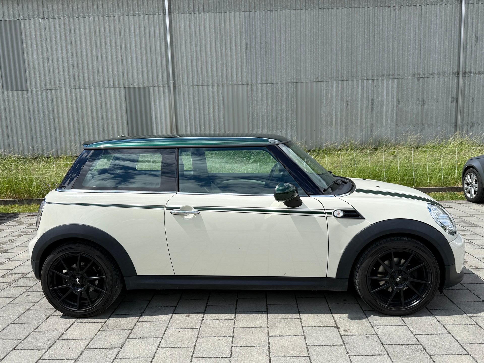 MINI 1.6i Cooper-image-1