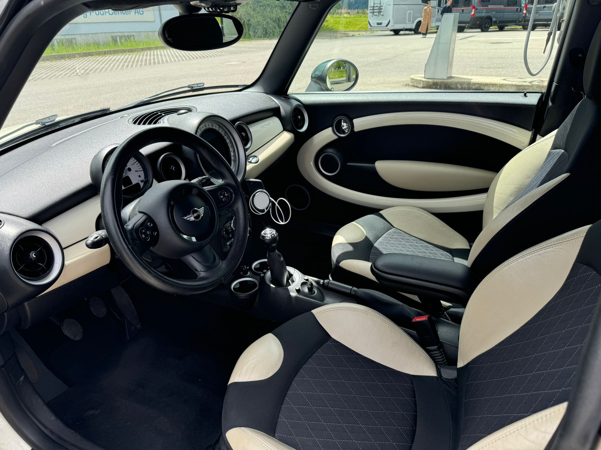 MINI 1.6i Cooper-image-4
