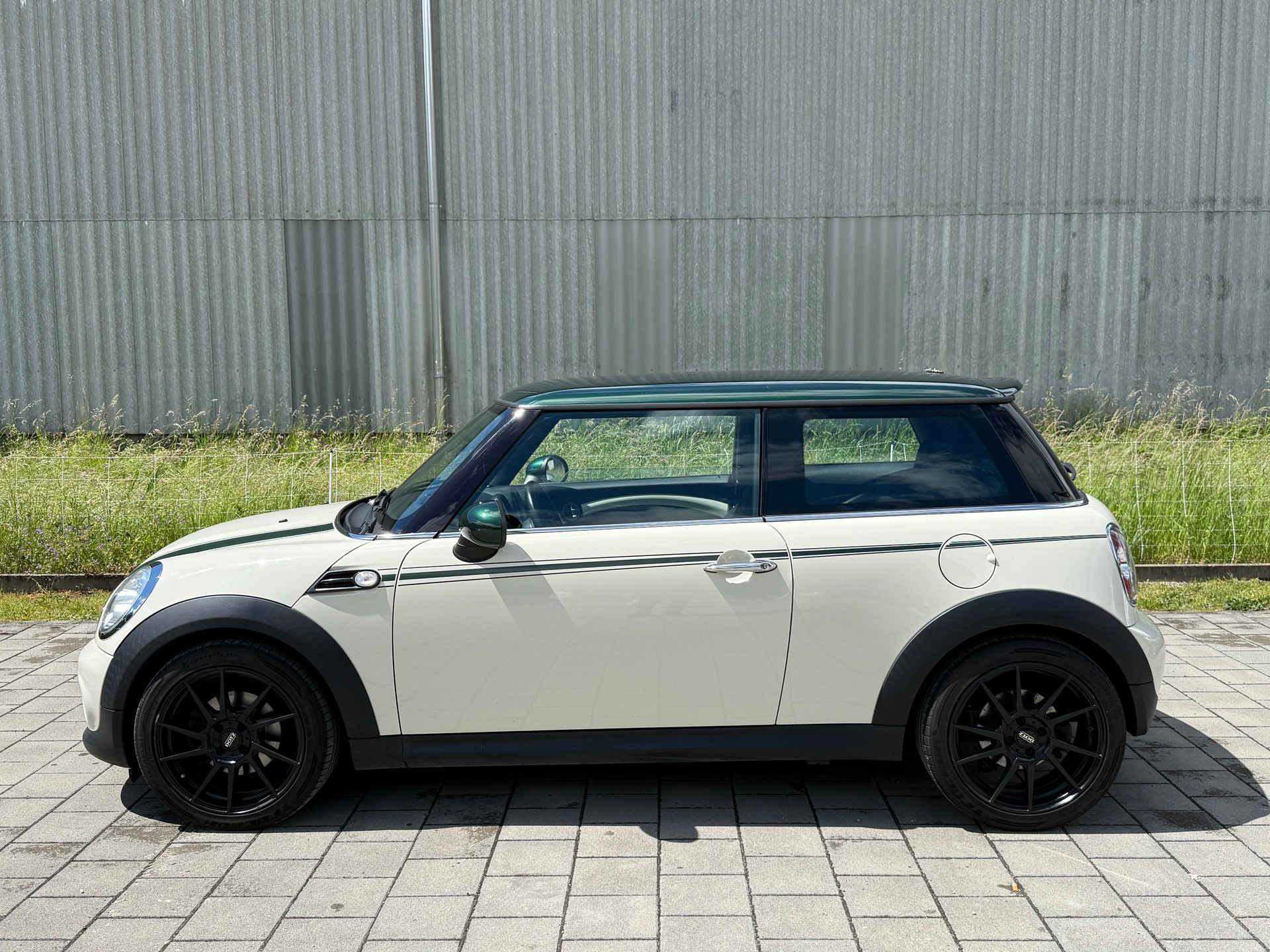 MINI 1.6i Cooper-image-2