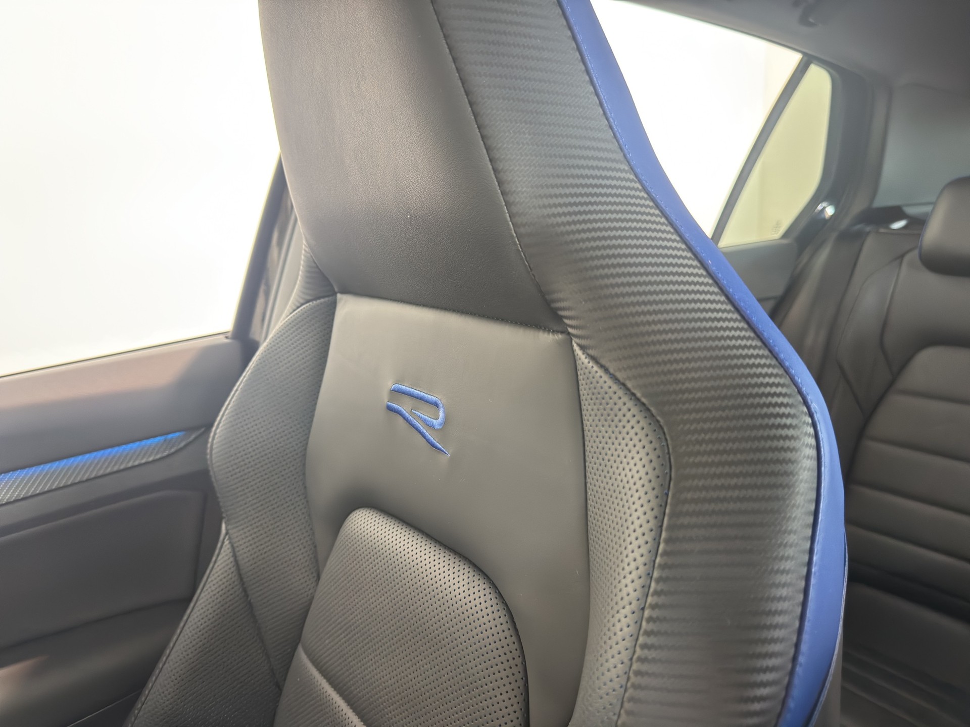 VW Golf 2.0 TSI R DSG 4Motion R Performance-image-25