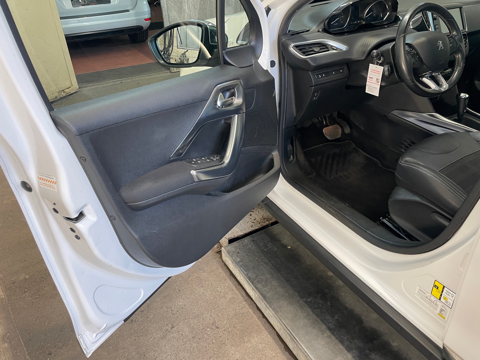 PEUGEOT 2008 1.6 VTI Allure Automatic-image-5