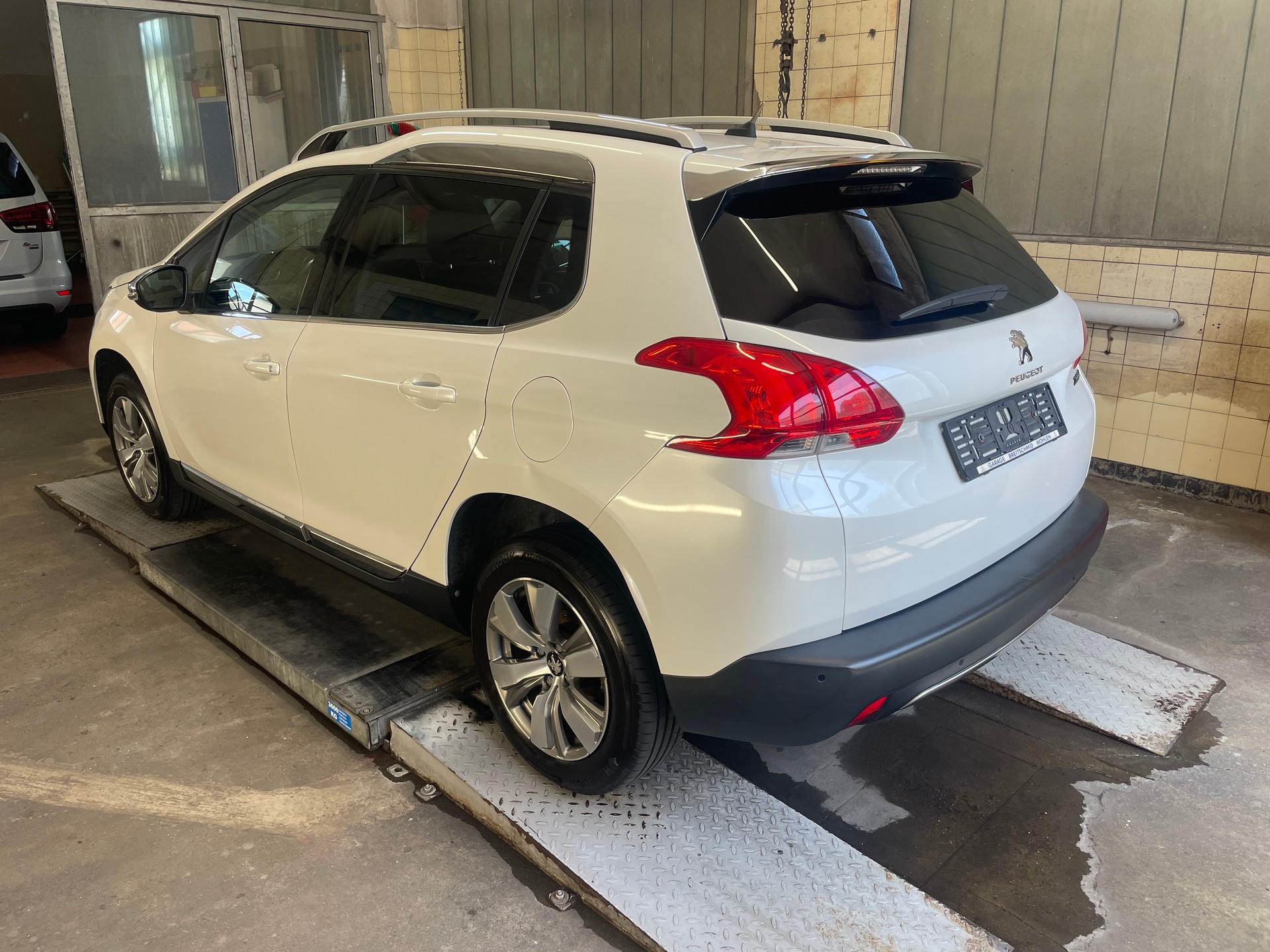 PEUGEOT 2008 1.6 VTI Allure Automatic-image-1