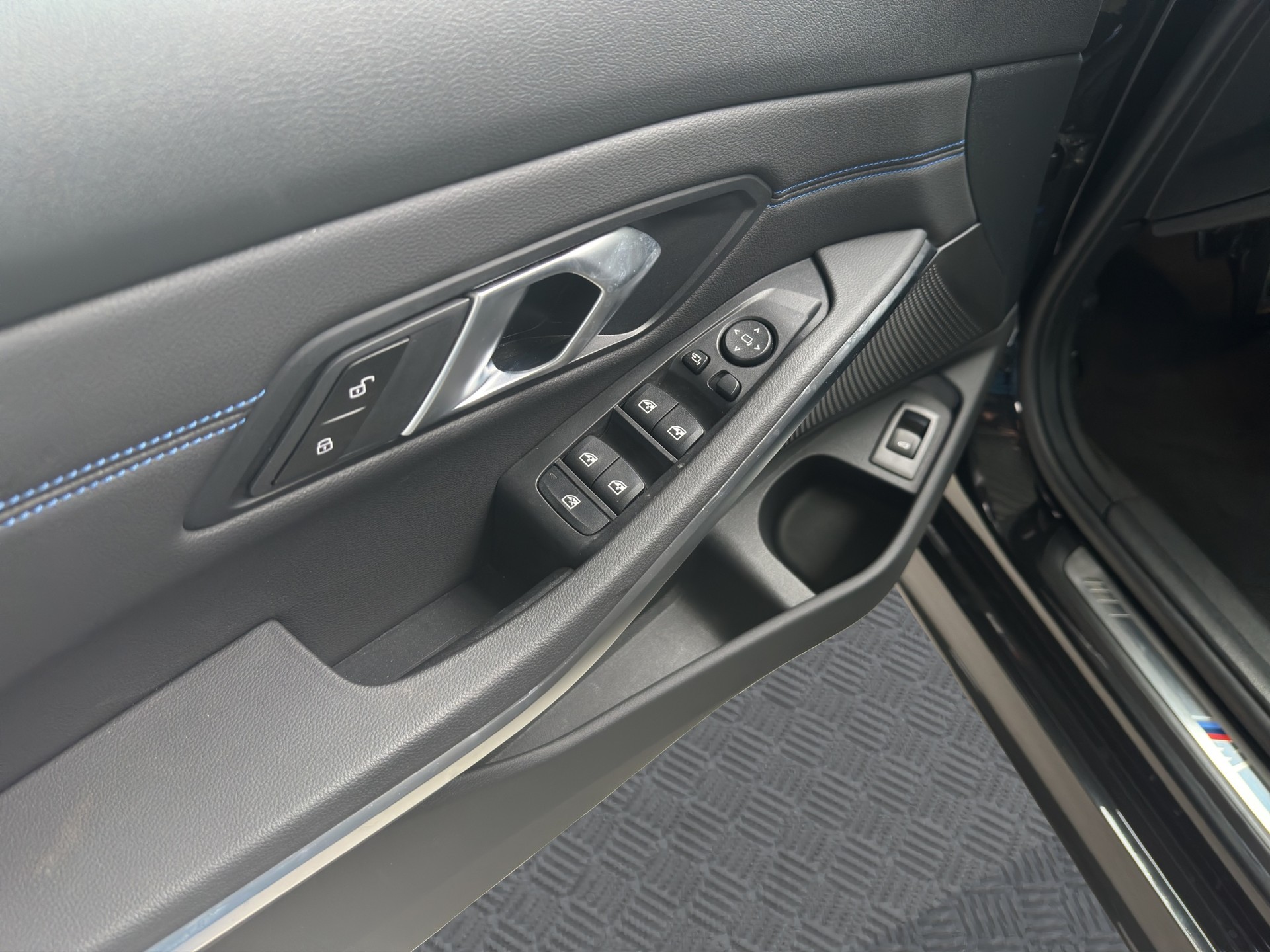 BMW 330i Touring xDrive Steptronic M Sport-image-8