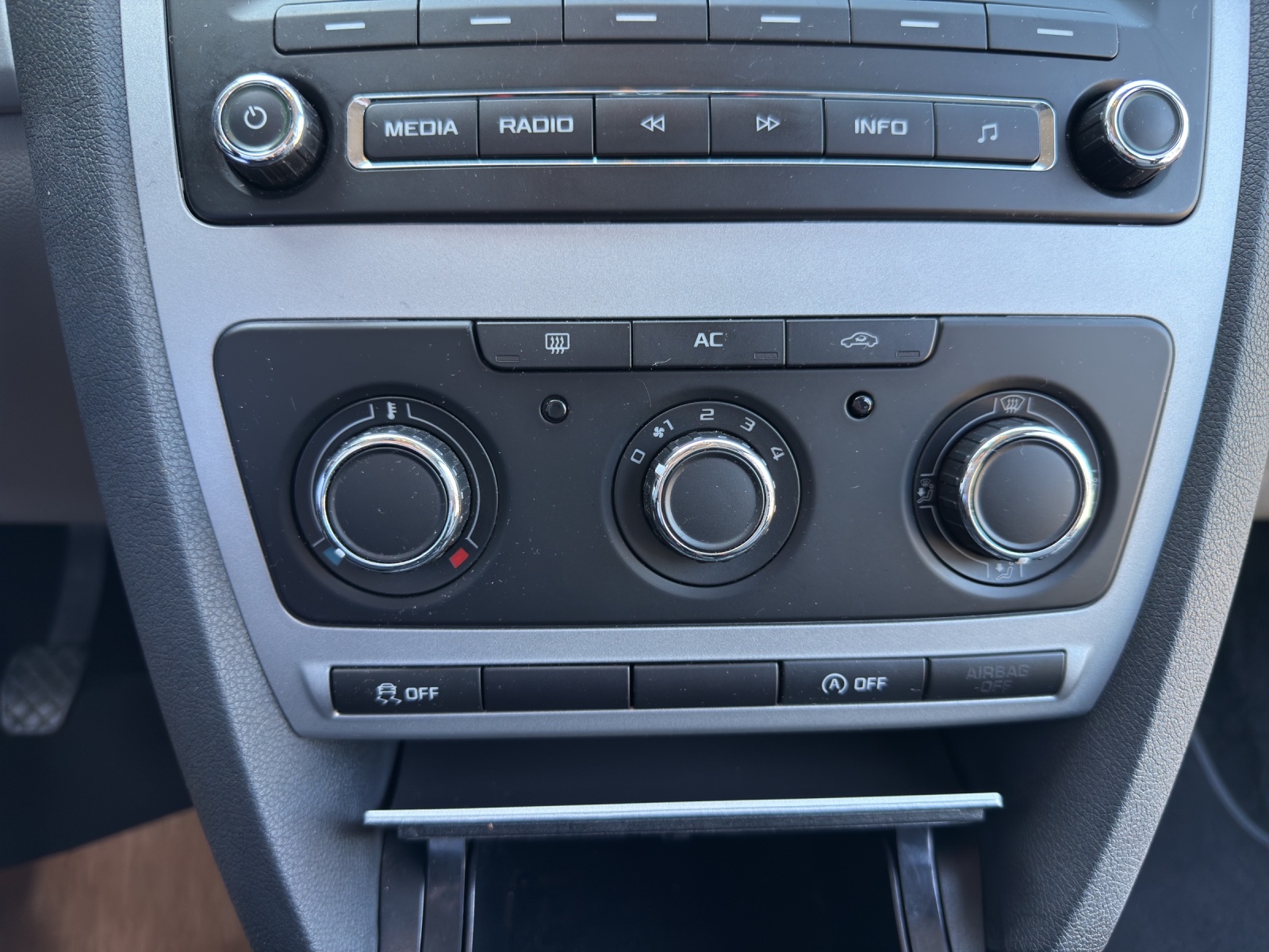 SKODA Octavia Combi 1.4 TSI Ambition-image-15