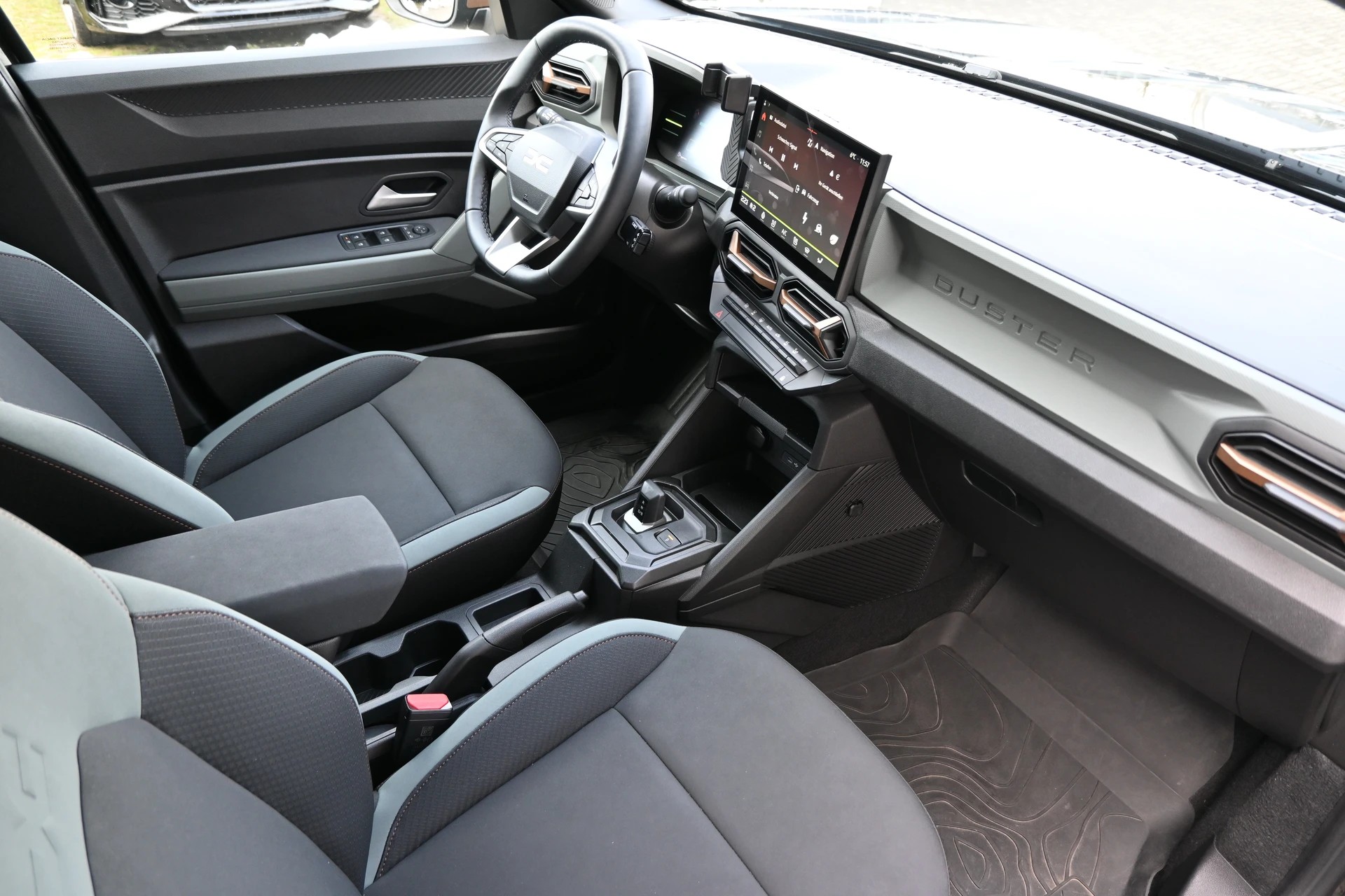 DACIA Duster 1.6 HEV 140PS Extreme Automat-image-12