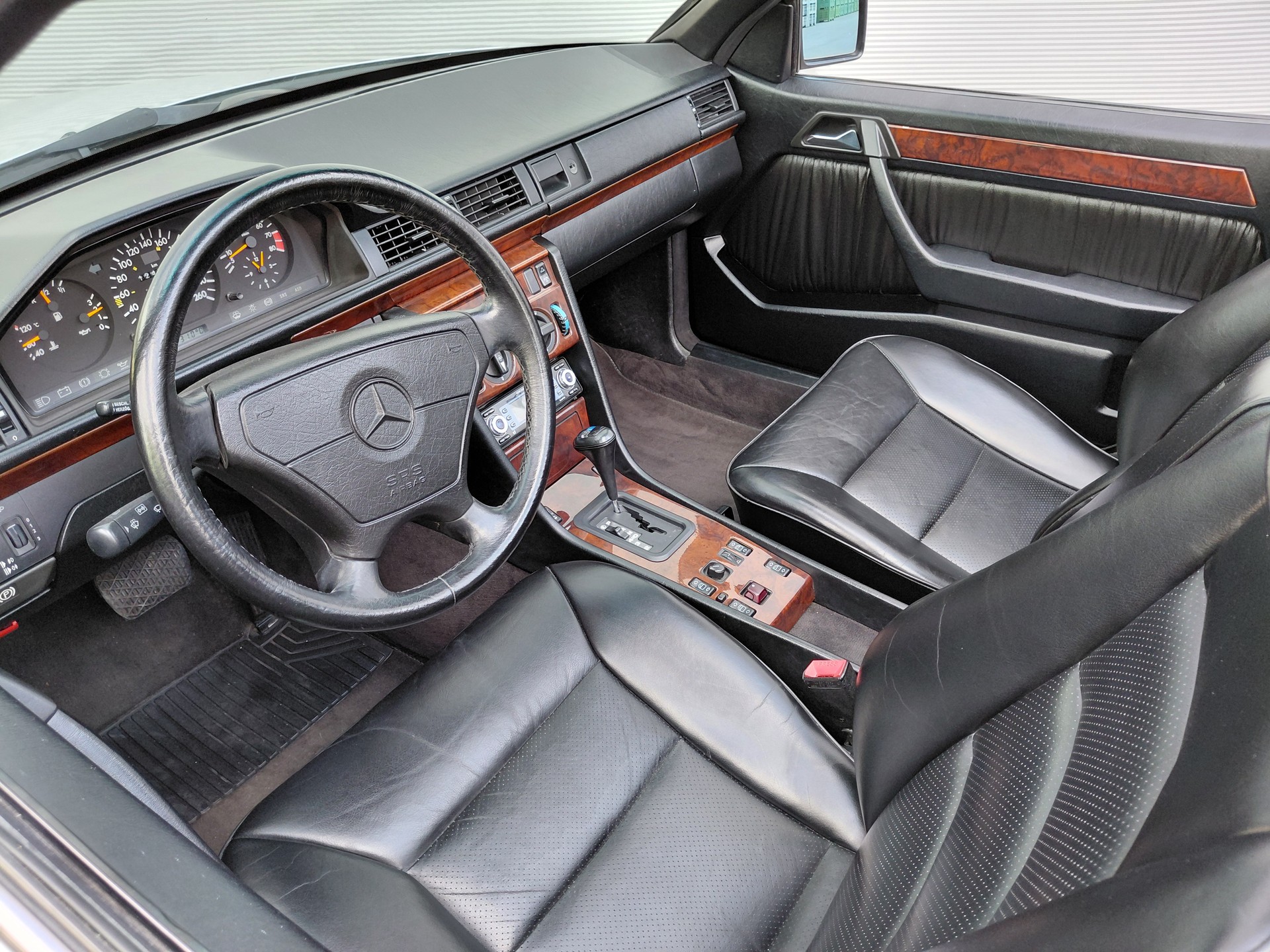 MERCEDES-BENZ 300 CE-24-image-13