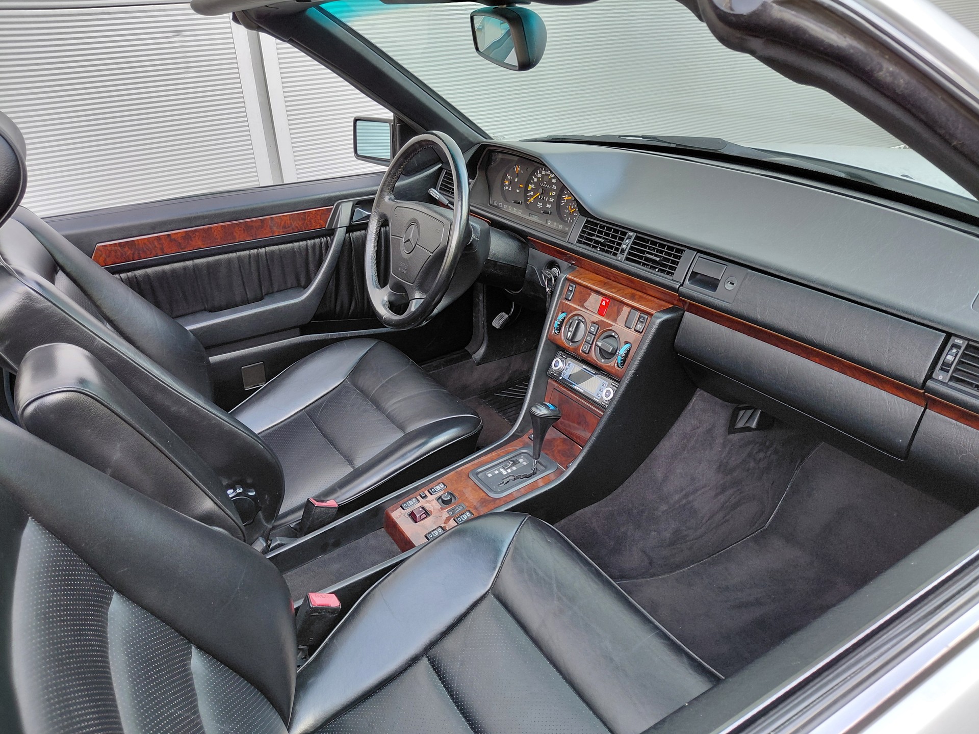 MERCEDES-BENZ 300 CE-24-image-12