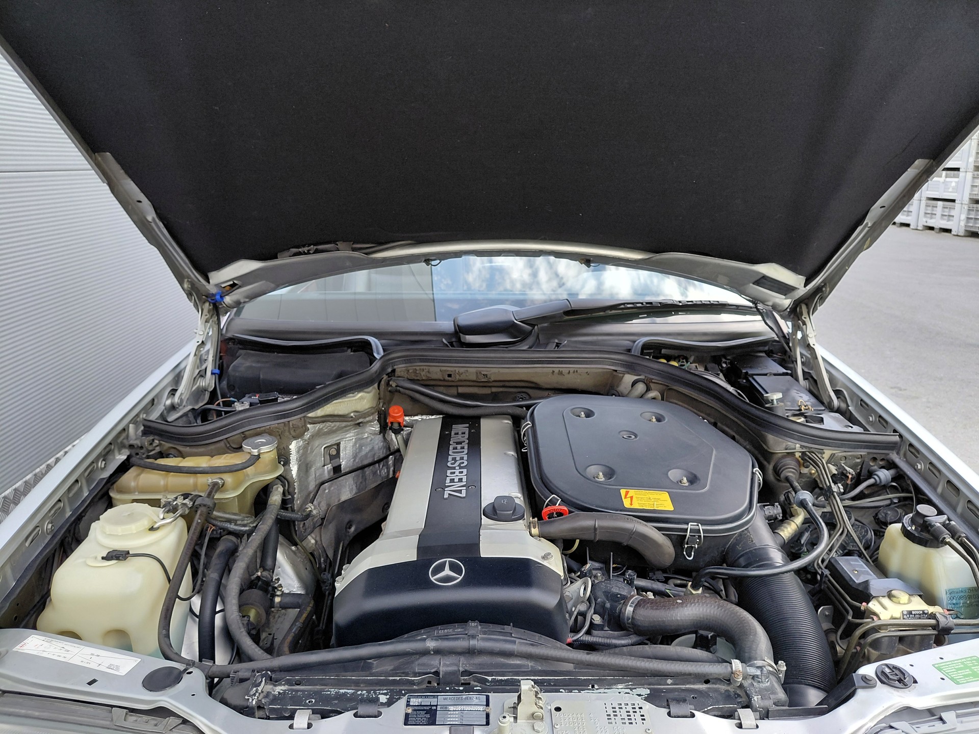 MERCEDES-BENZ 300 CE-24-image-16