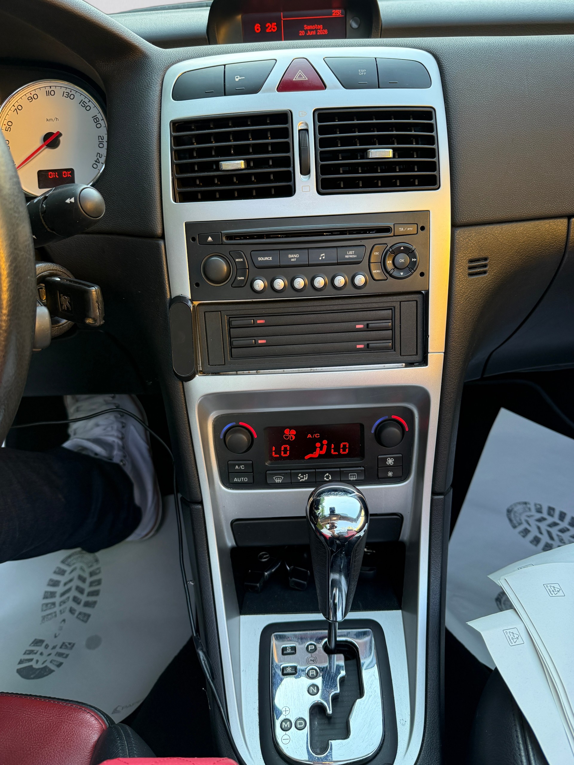 PEUGEOT Cabrio-image-12
