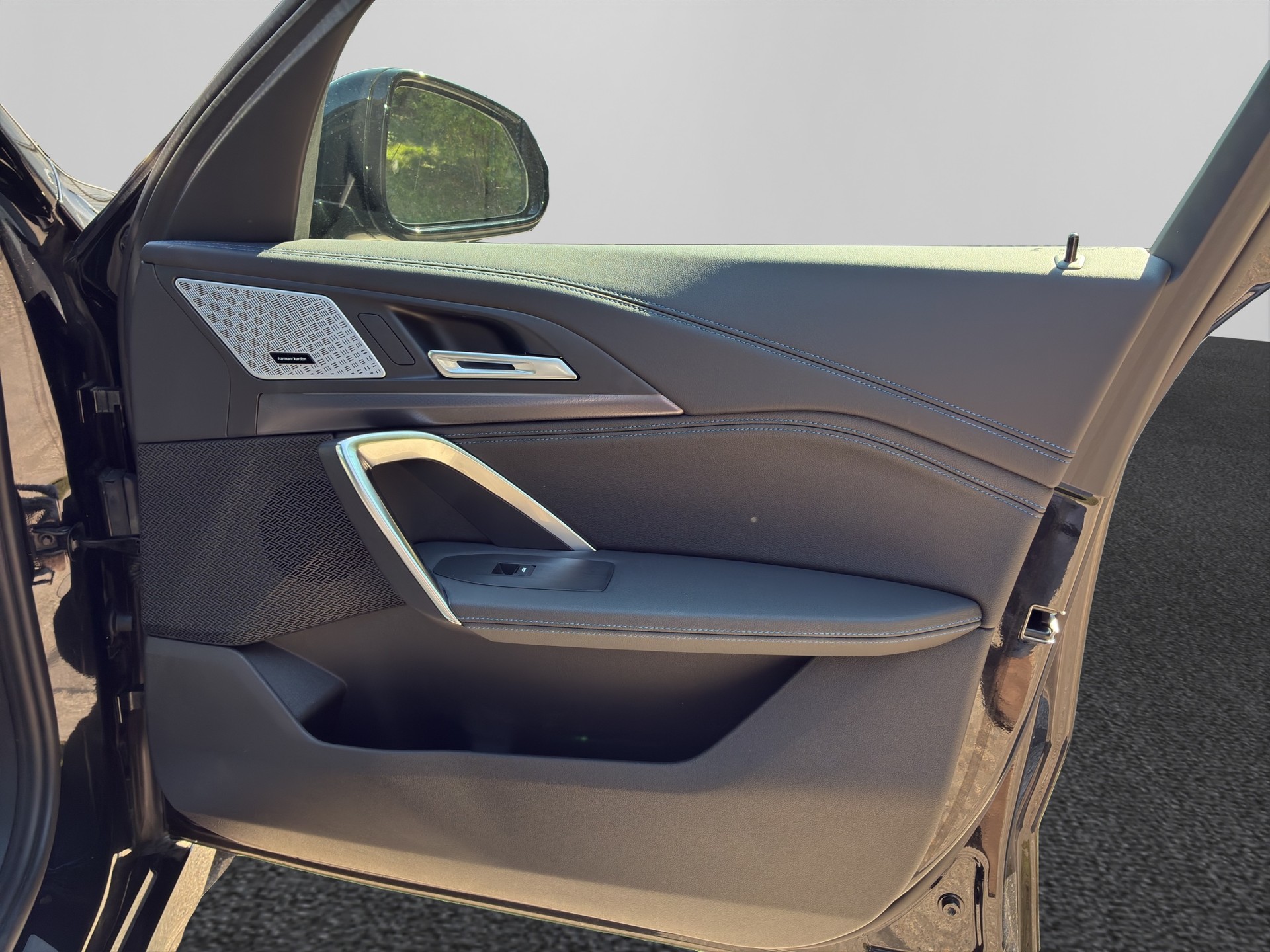 BMW iX1 xDrive 30 M Sport-image-15