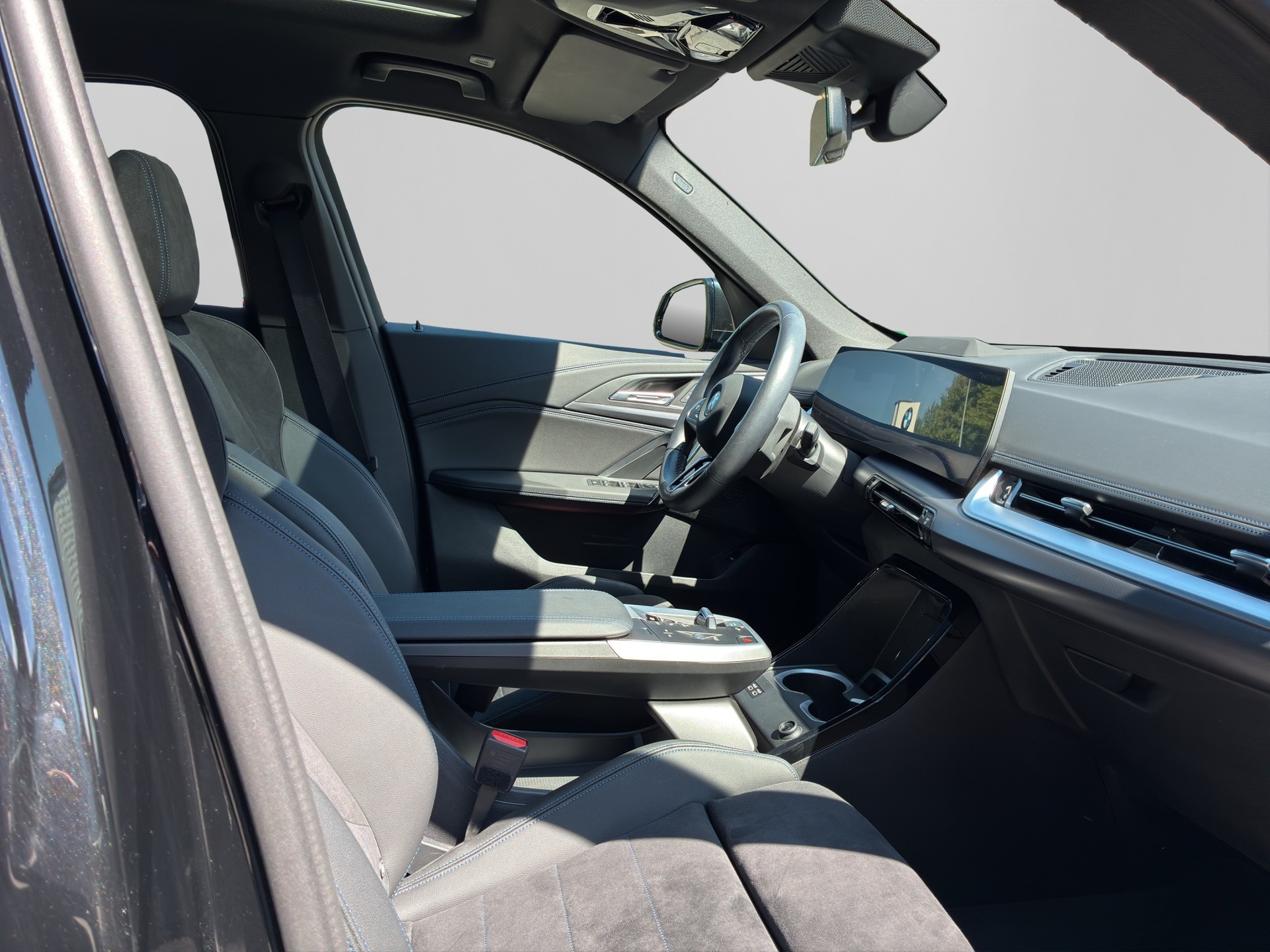 BMW iX1 xDrive 30 M Sport-image-14