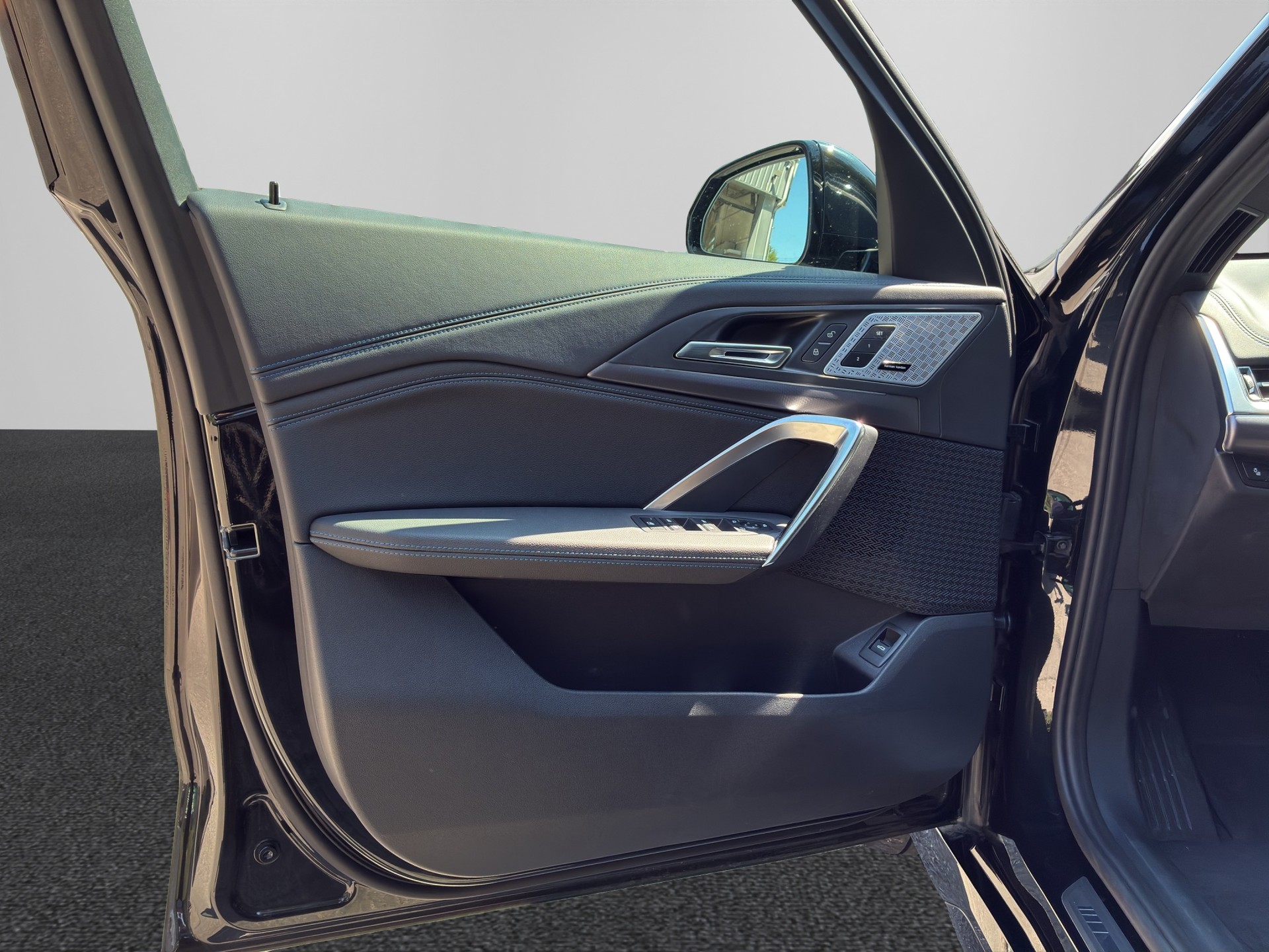 BMW iX1 xDrive 30 M Sport-image-9