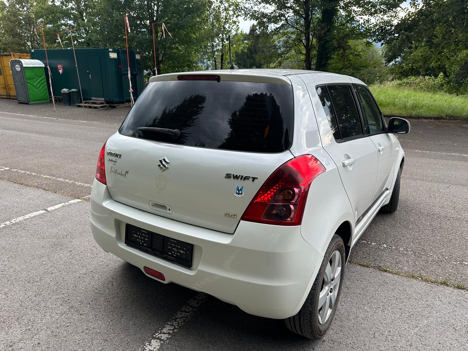 SUZUKI Swift 1.3i 16V GL Top Piz Sulai LE 4x4-image-3