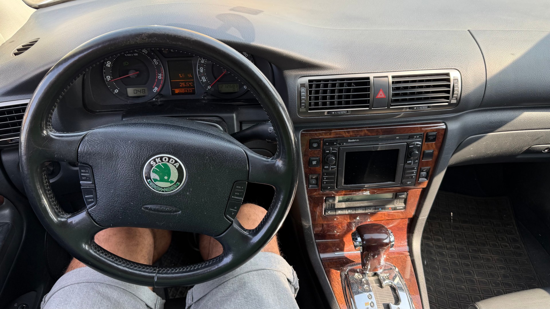SKODA Superb 2.8 V6 Elegance-image-8