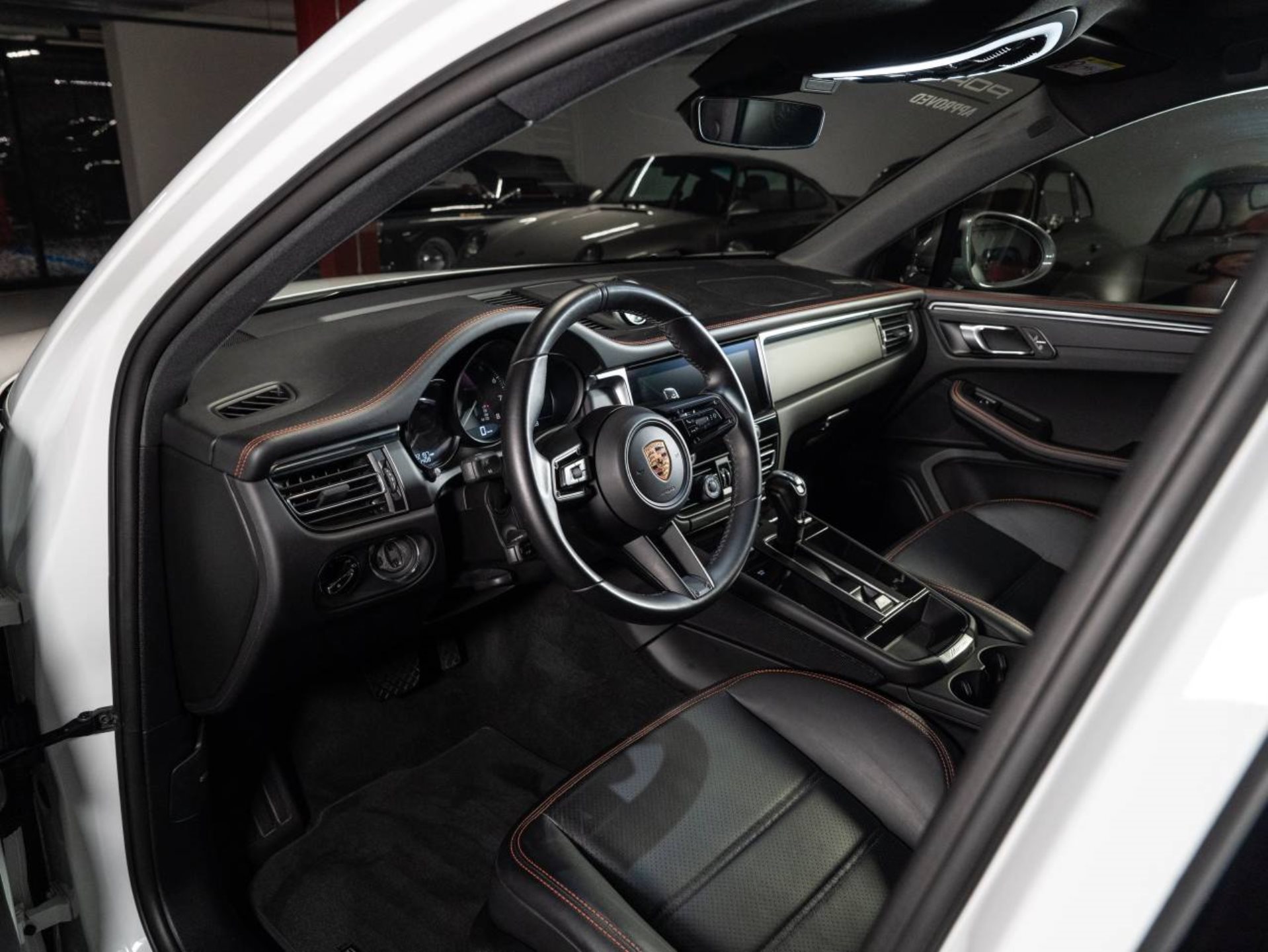 PORSCHE Macan T (MY24)-showroom-element-3