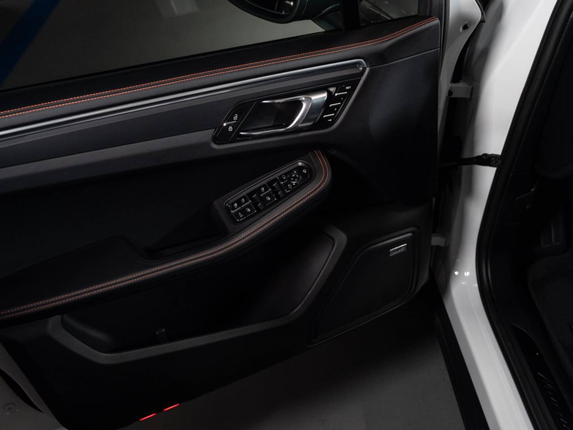 PORSCHE Macan T (MY24)-image-19