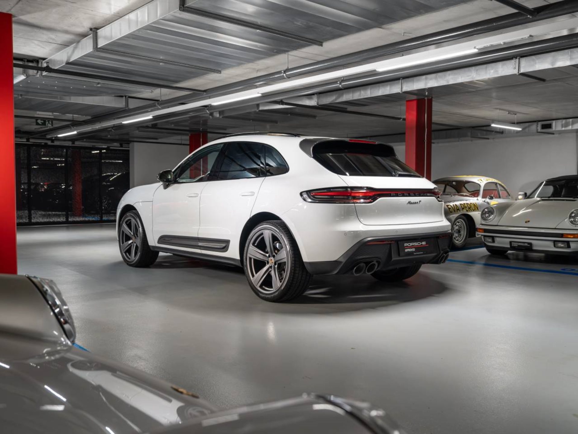 PORSCHE Macan T (MY24)-showroom-element-2