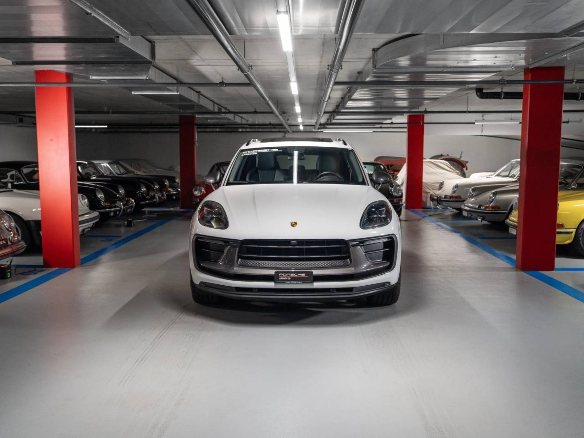 PORSCHE Macan T (MY24)-showroom-element-1