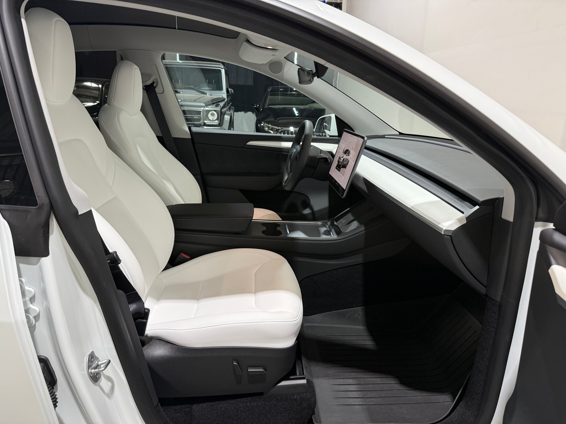 TESLA Model Y Long Range RWD-image-13