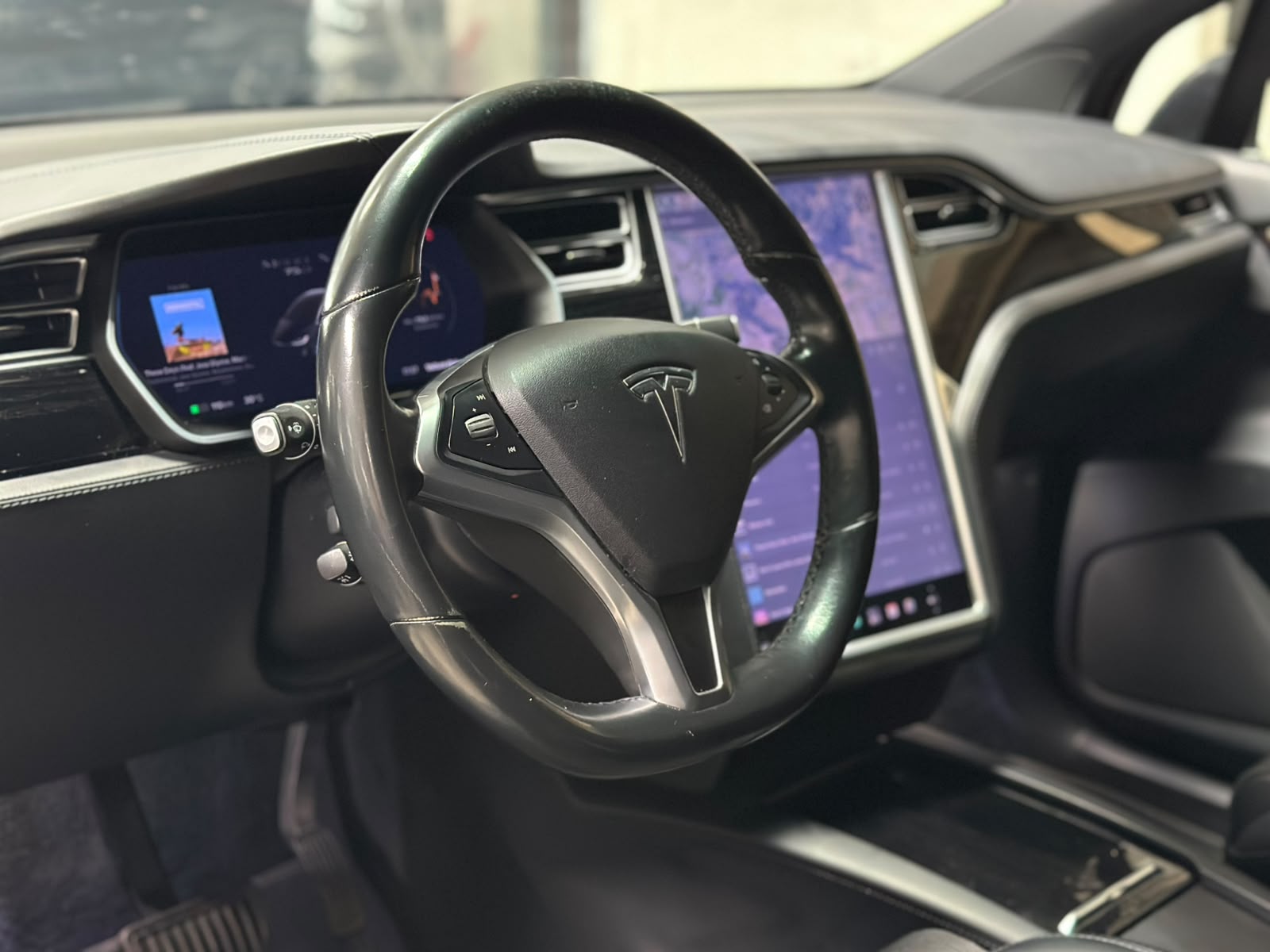 TESLA Model X 75 D-image-13