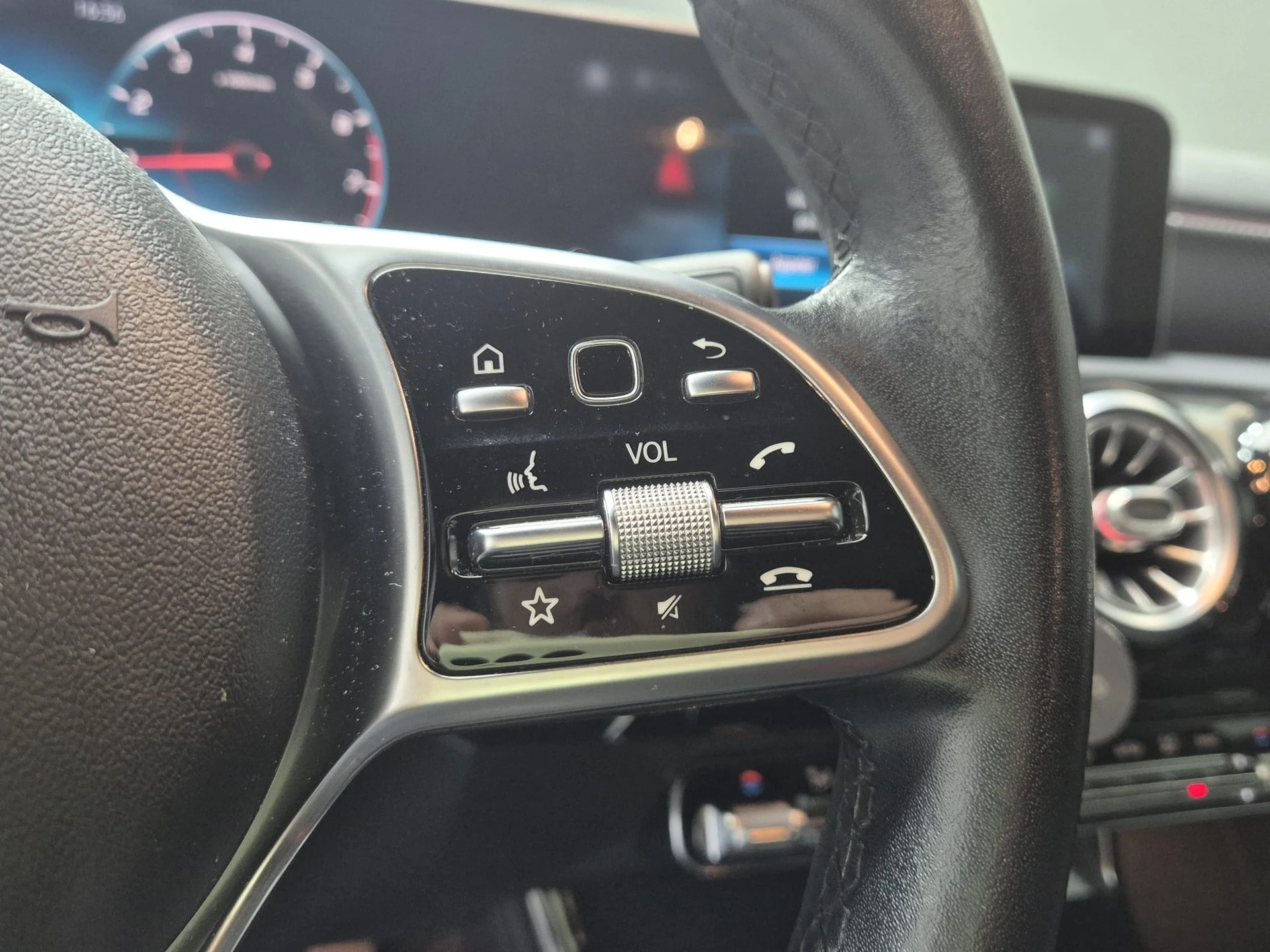 MERCEDES-BENZ A 180 Style 7G-DCT-image-17