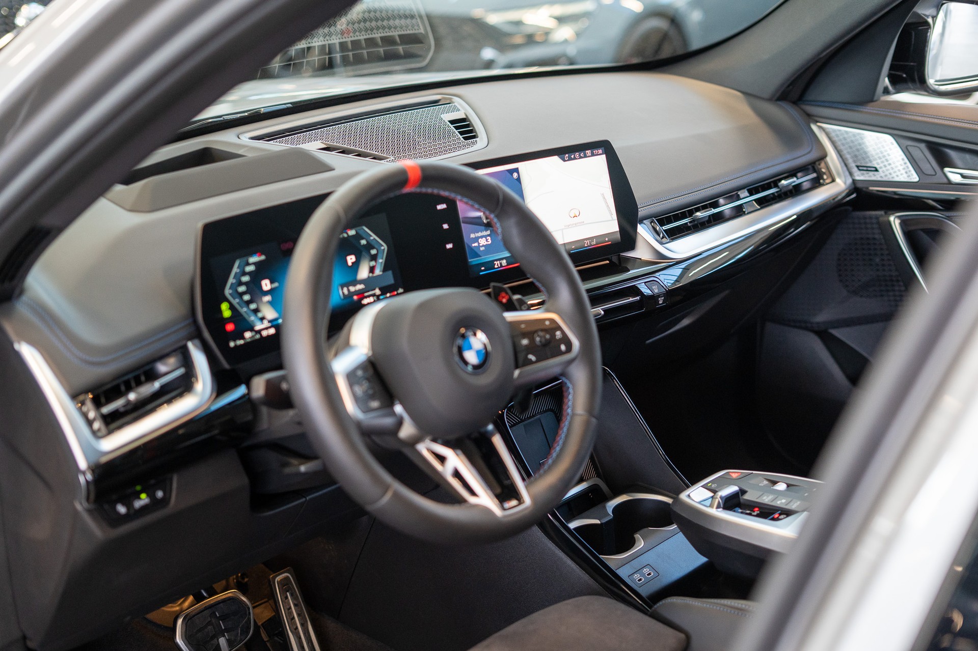 BMW X1 M35i / 20" Felgen / Sportsitze / Head-Up Display-image-10