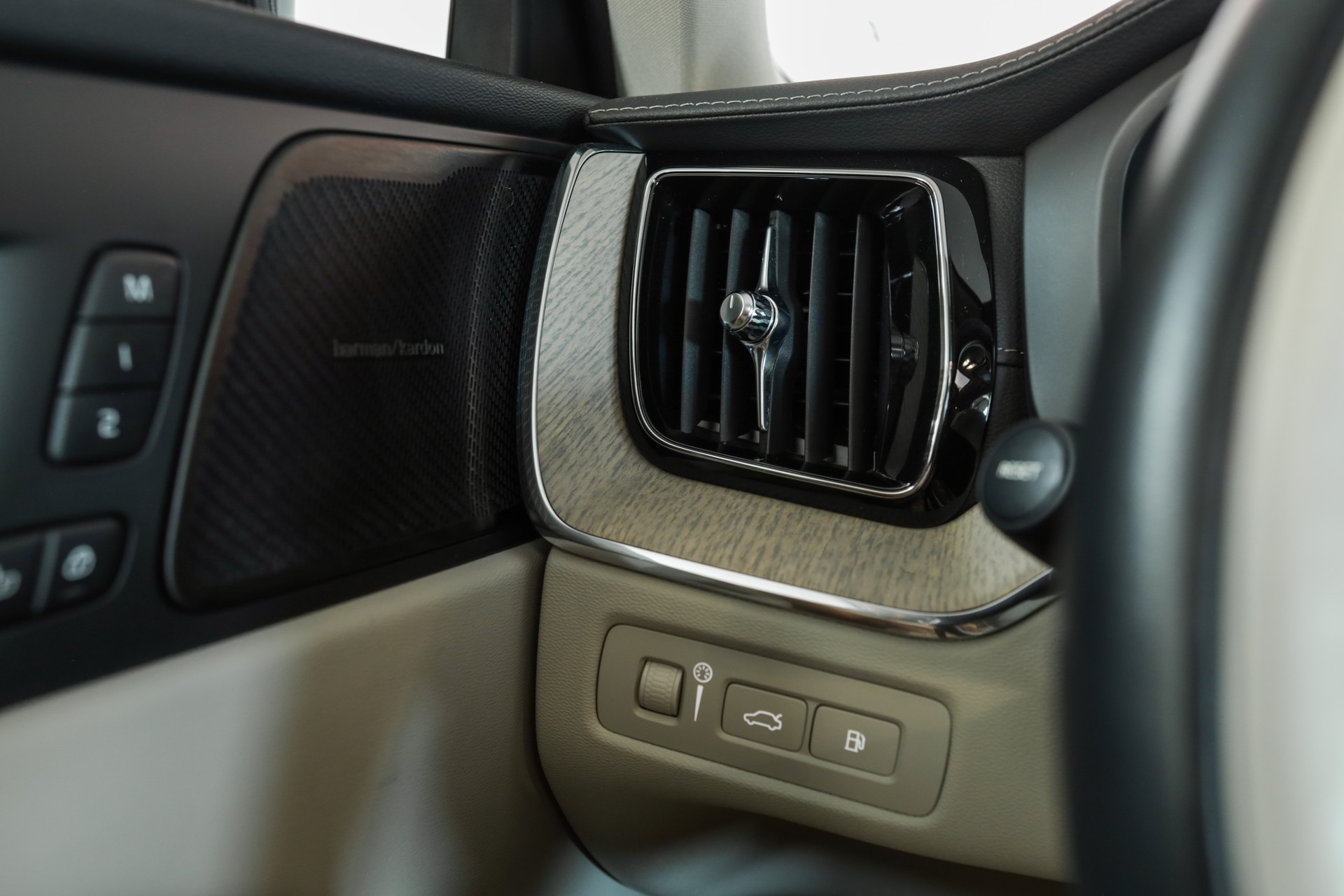VOLVO XC60 T6 eAWD PluginHybrid Plus Bright Geartronic-image-23