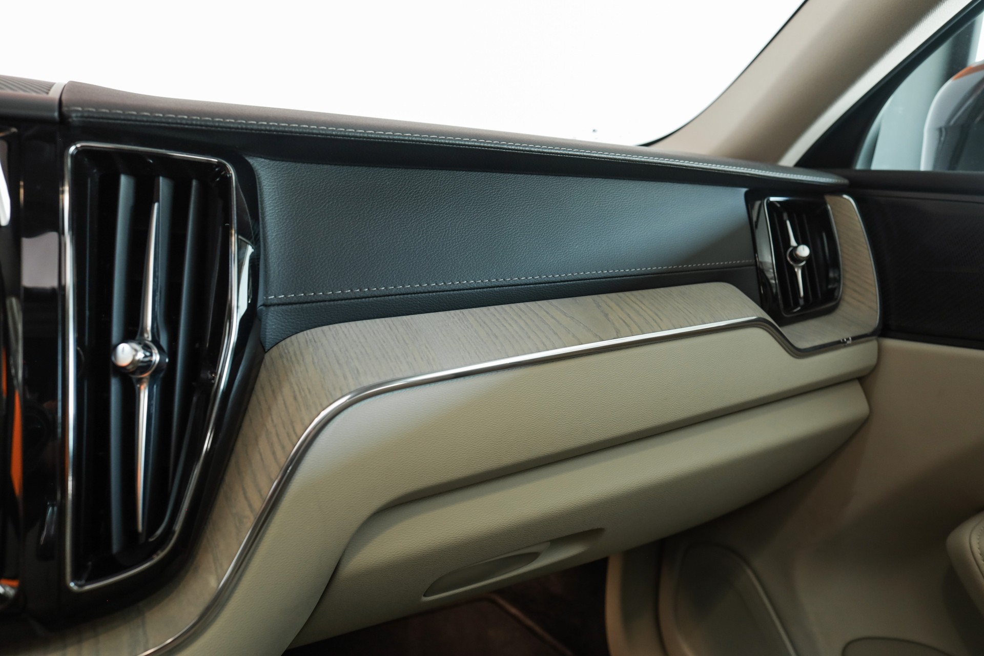 VOLVO XC60 T6 eAWD PluginHybrid Plus Bright Geartronic-image-15