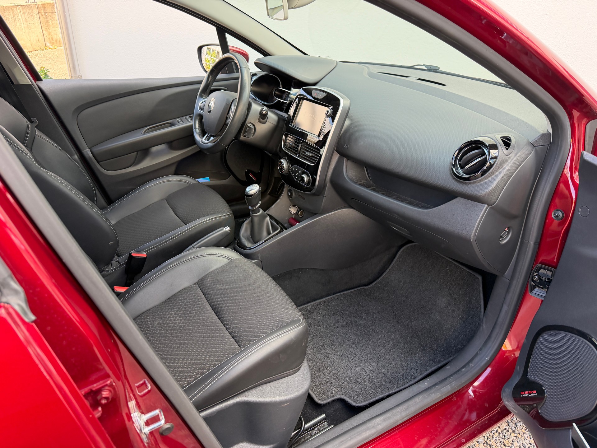 RENAULT Clio 1.2 TCe 120 Intens S/S-image-9