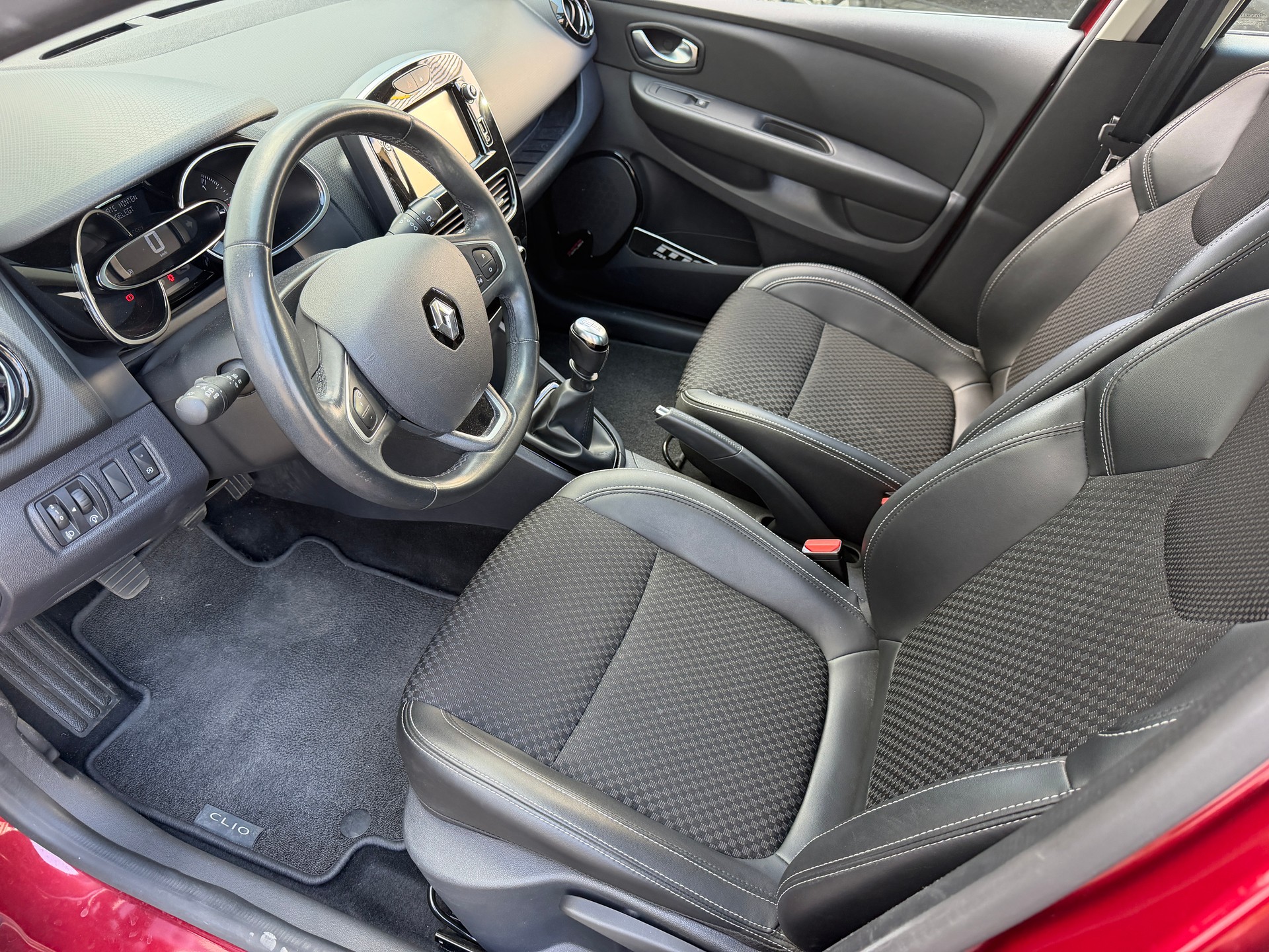 RENAULT Clio 1.2 TCe 120 Intens S/S-image-11