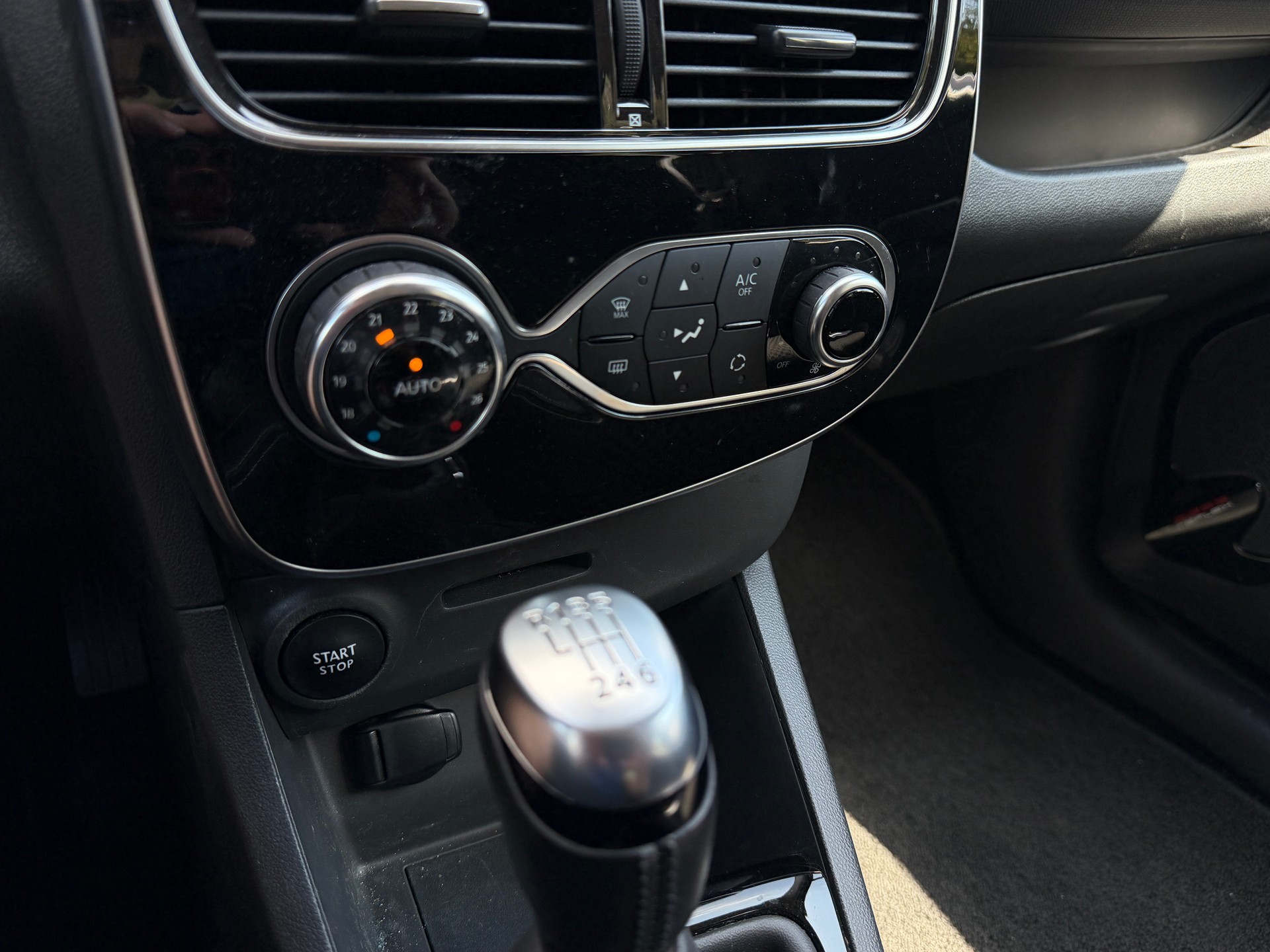RENAULT Clio 1.2 TCe 120 Intens S/S-image-13