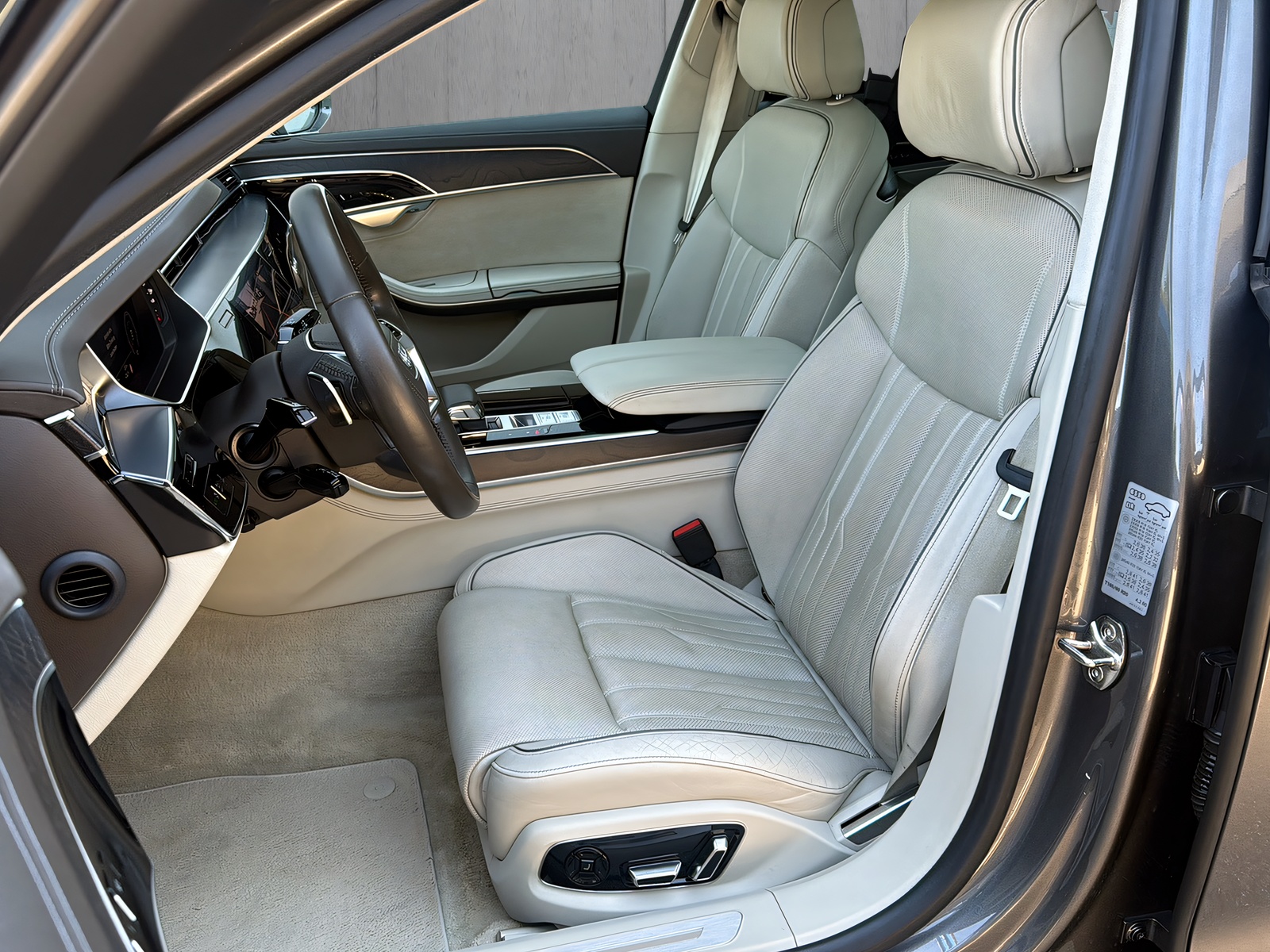 AUDI A8 55 L TFSI quattro tiptronic-image-7