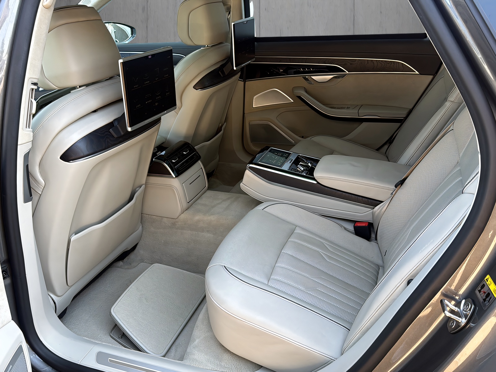 AUDI A8 55 L TFSI quattro tiptronic-image-9