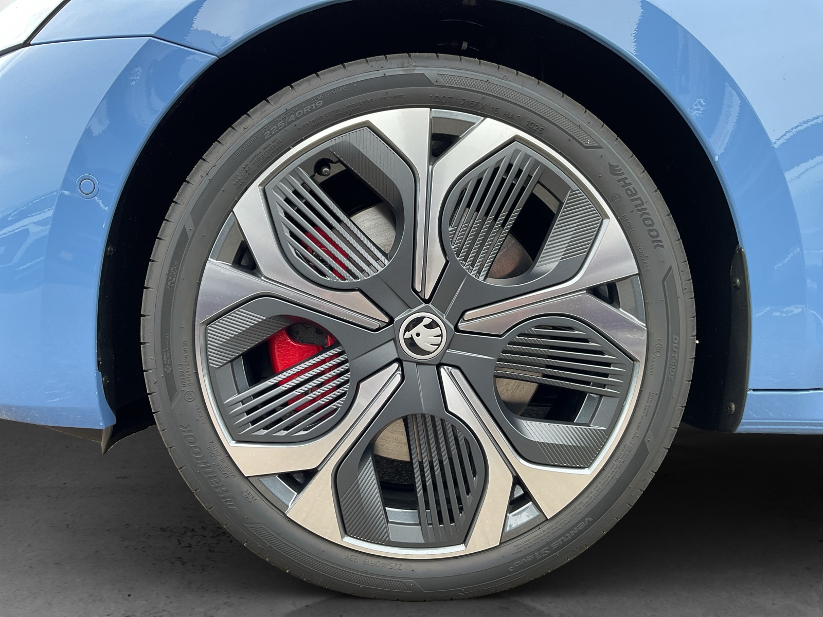 SKODA Octavia Combi 2.0 TSI DSG RS 30 Years Edition-image-12