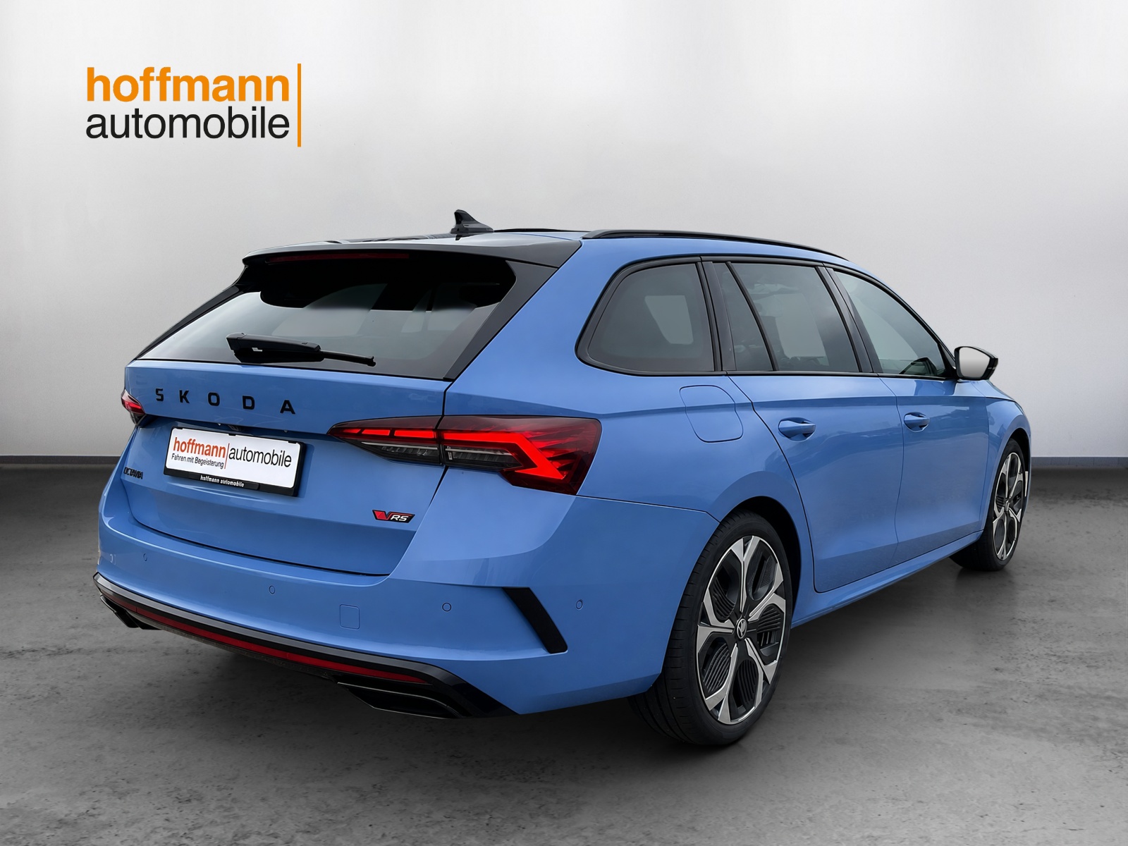 SKODA Octavia Combi 2.0 TSI DSG RS 30 Years Edition-image-3