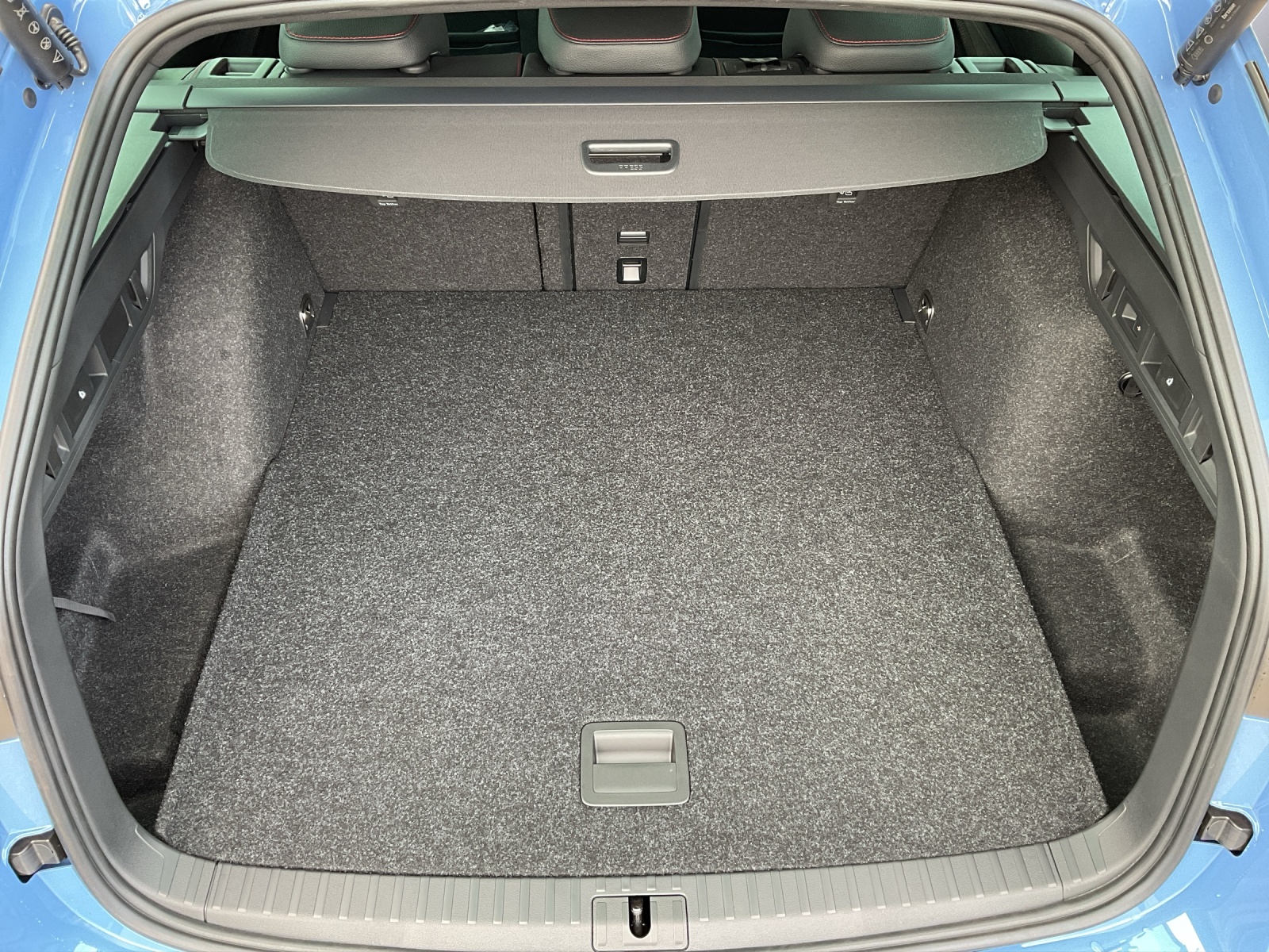 SKODA Octavia Combi 2.0 TSI DSG RS 30 Years Edition-image-11