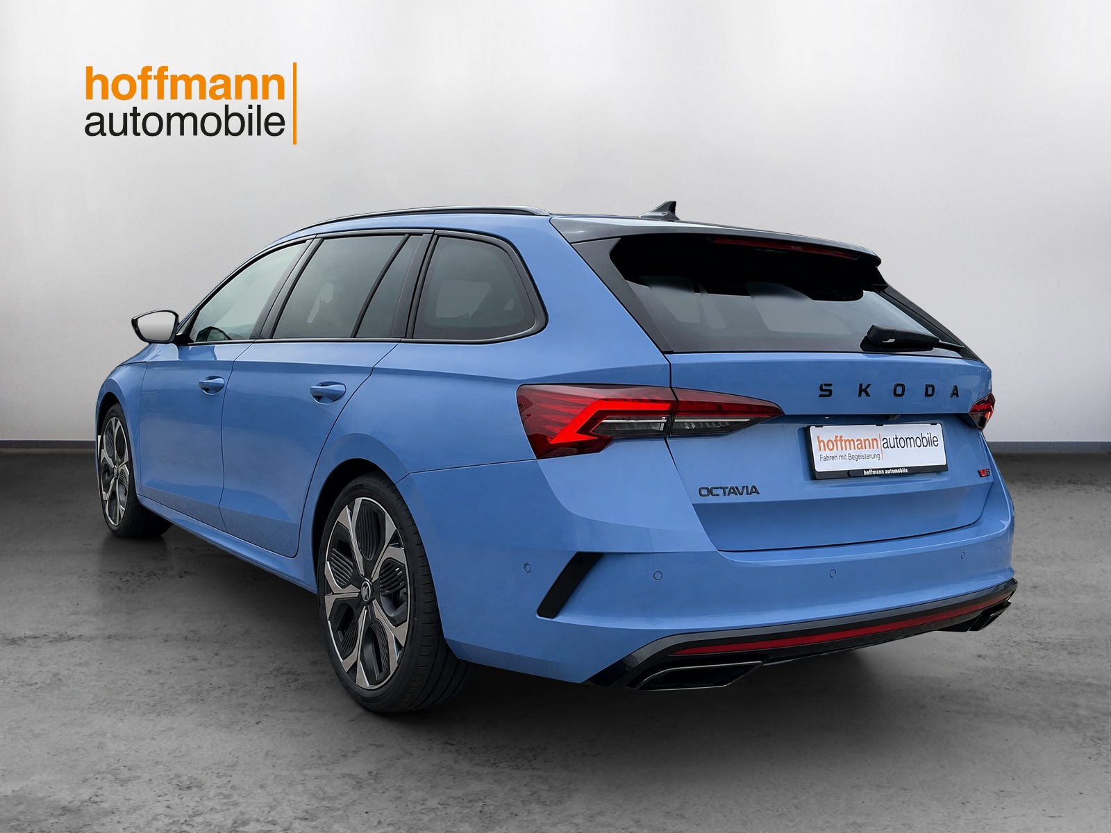 SKODA Octavia Combi 2.0 TSI DSG RS 30 Years Edition-image-5