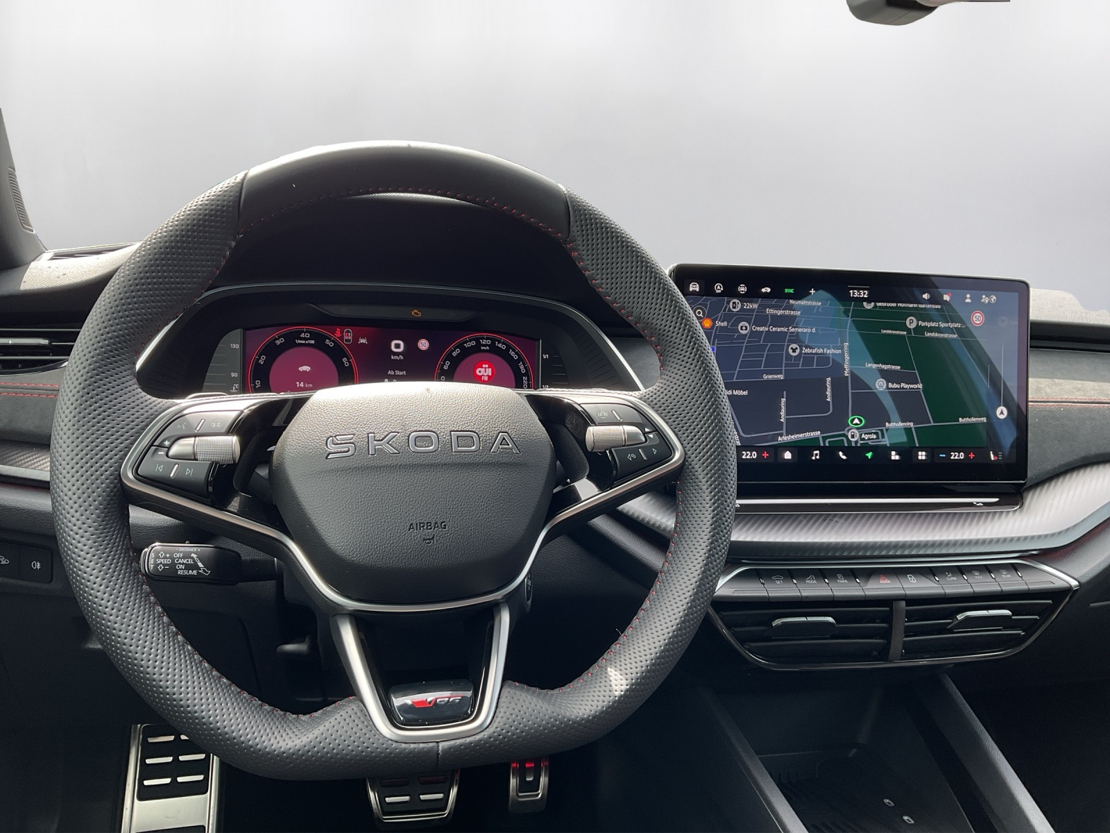 SKODA Octavia Combi 2.0 TSI DSG RS 30 Years Edition-image-6