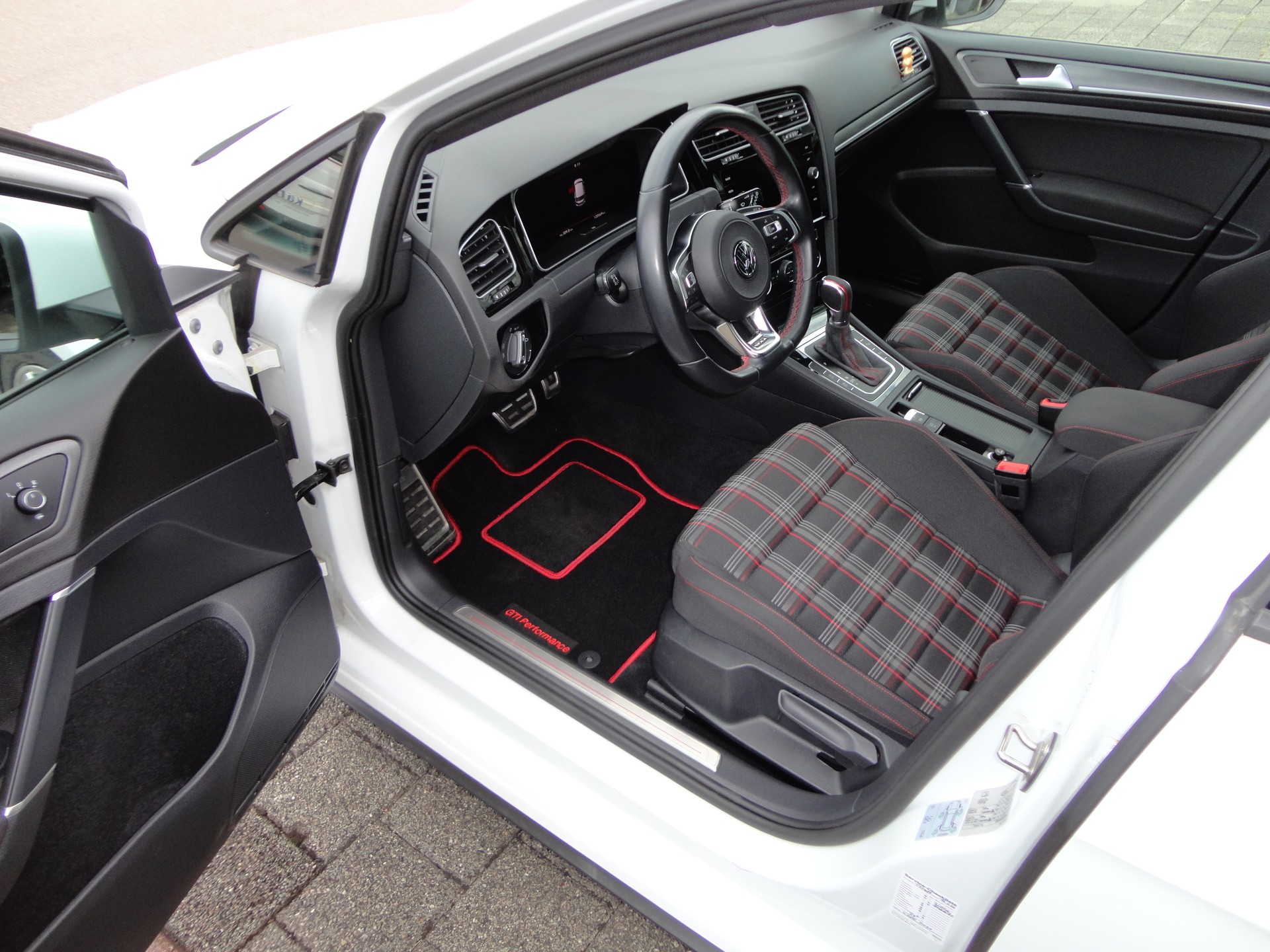 VW Golf 2.0 TSI GTI Performance DSG-image-8