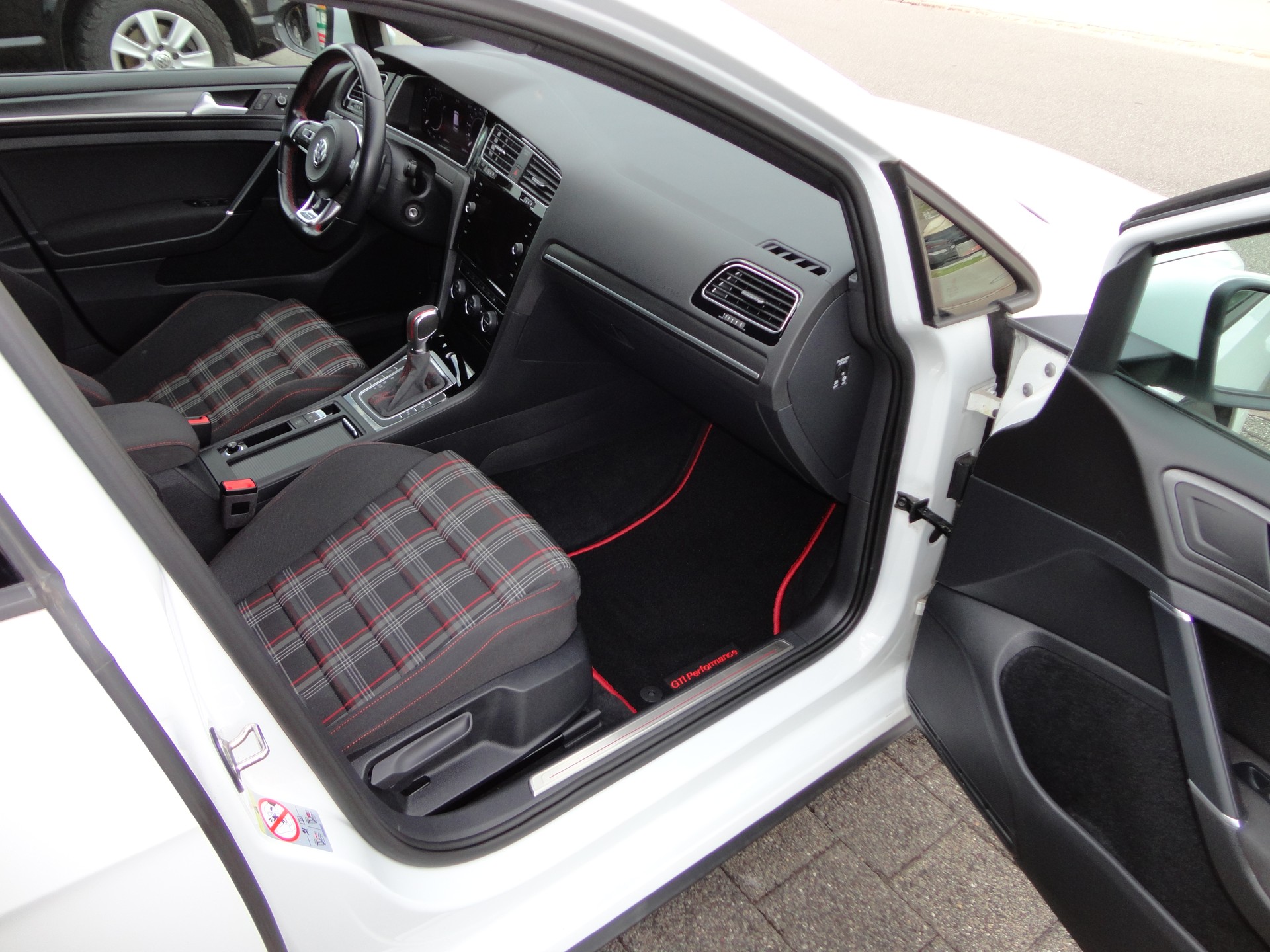 VW Golf 2.0 TSI GTI Performance DSG-image-12